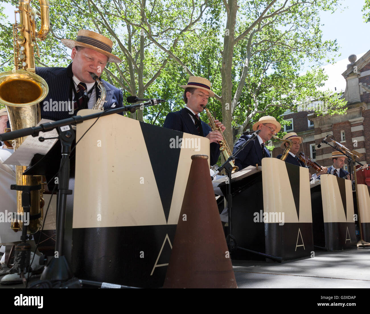 New York, NY USA - 12 juin 2016 : Michael Arenella et Dreamland orchestre pendant l'ère du jazz 11e partie de pelouse à Governors Island Banque D'Images