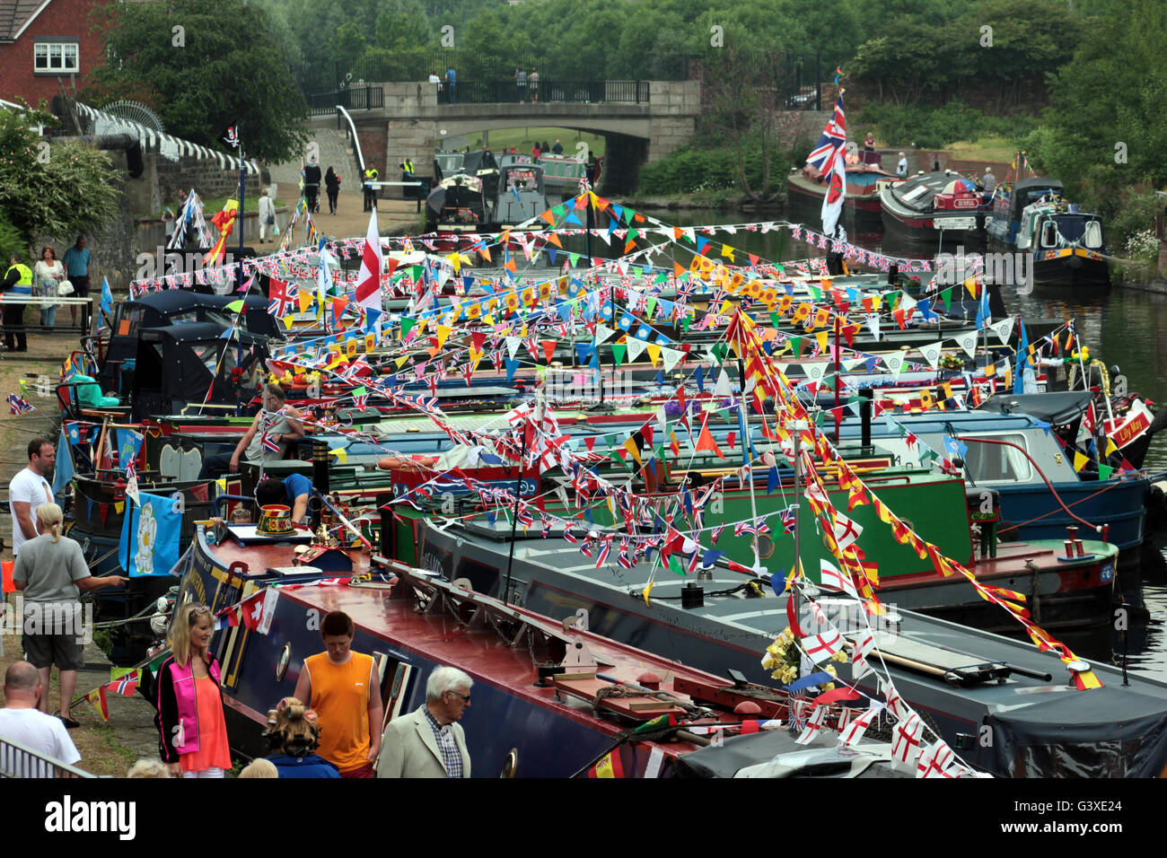 Coloré décoré étroit canal bateaux amarrés sur le Leeds et Liverpool canal à Eldonian village de Liverpool. Banque D'Images