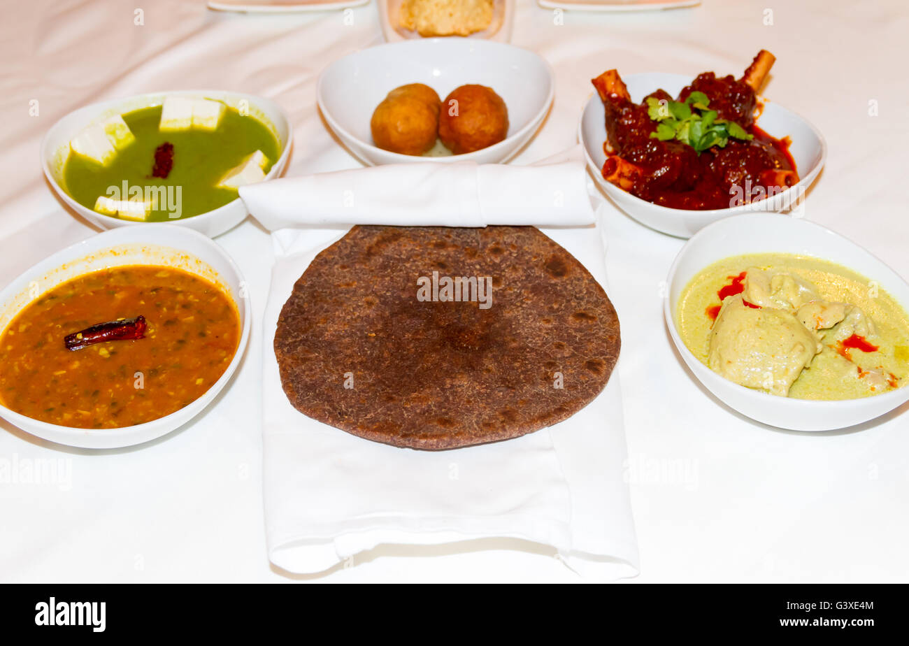Plats Indiens servi sur la table de cuisine rajasthani festival au restaurant . Banque D'Images