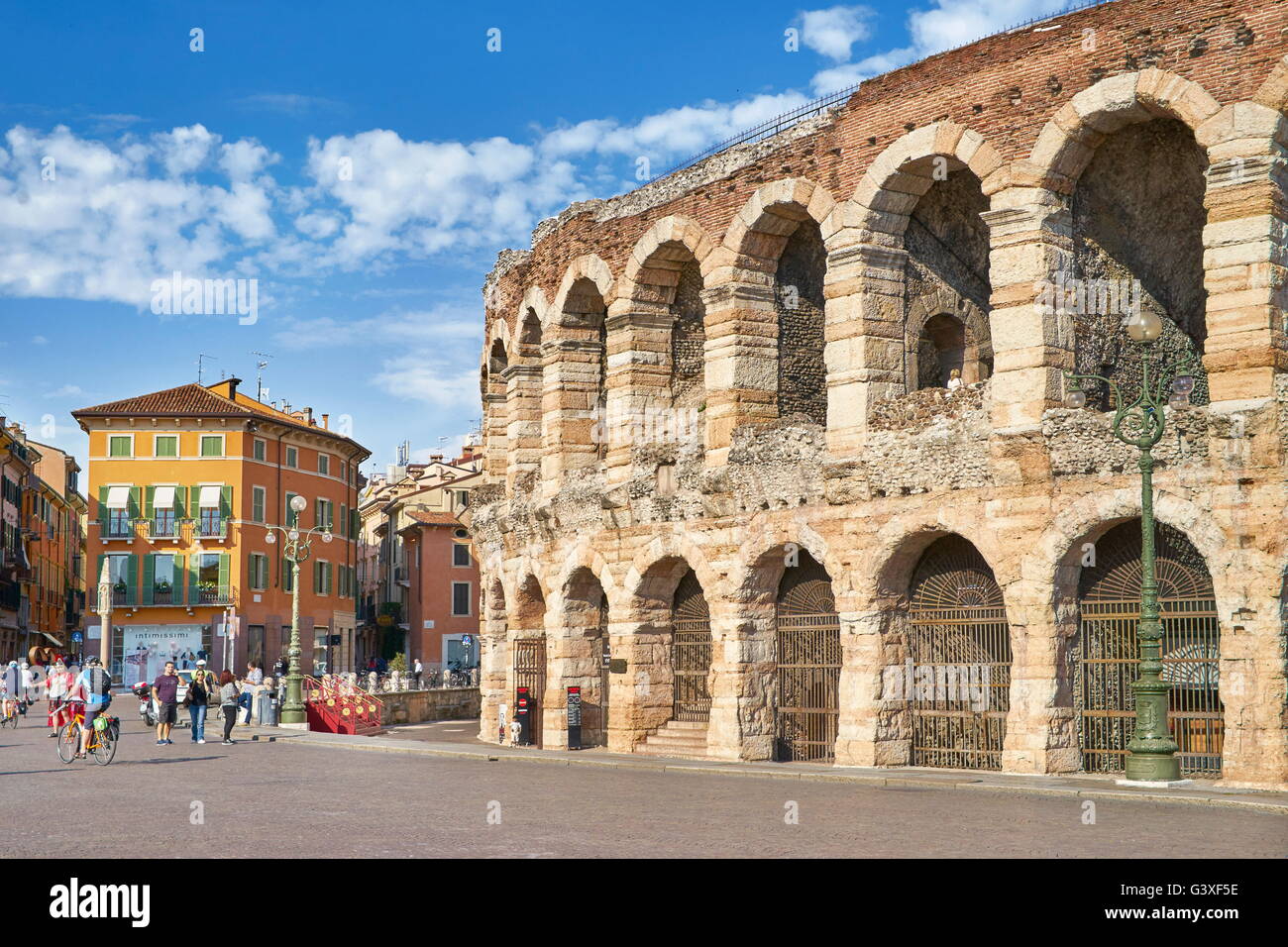 L'Arène de Vérone, la Piazza Bra vieille ville, région du Veneto, Italie Banque D'Images