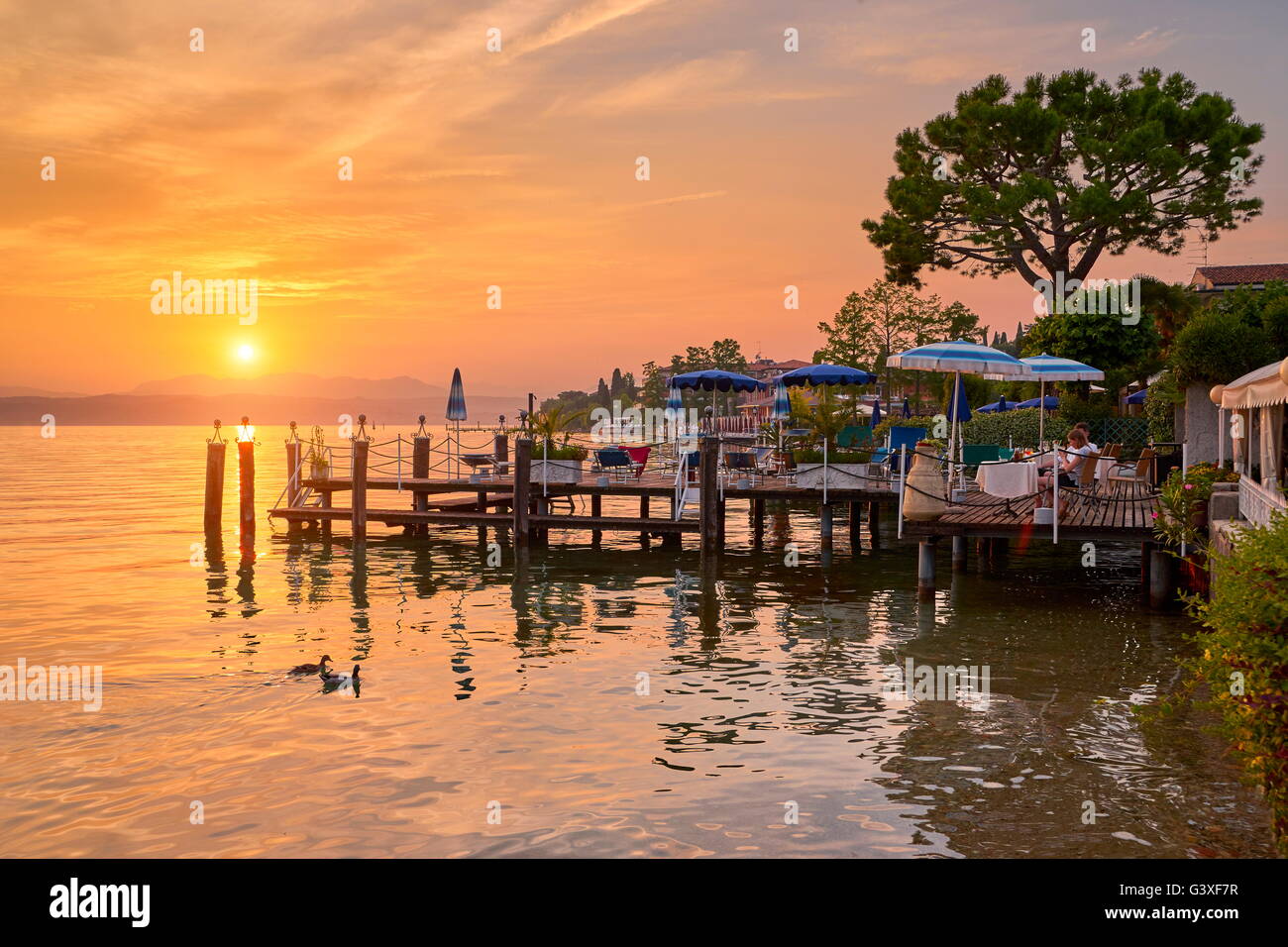 Vue du coucher de soleil au lac de Garde, Brescia, Lombardie, Italie Banque D'Images