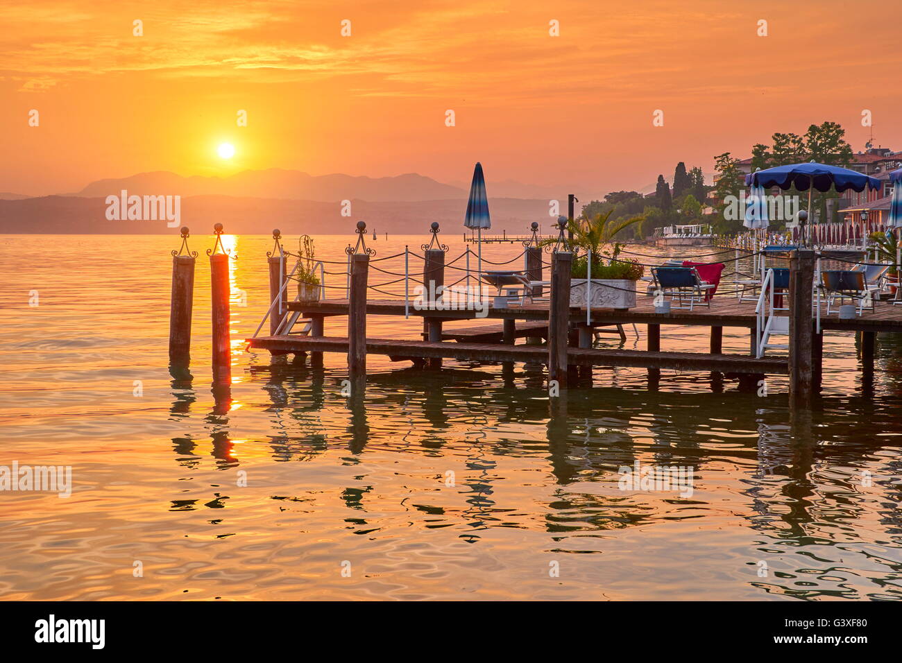 Vue du coucher de soleil au lac de Garde, Brescia, Lombardie, Italie Banque D'Images