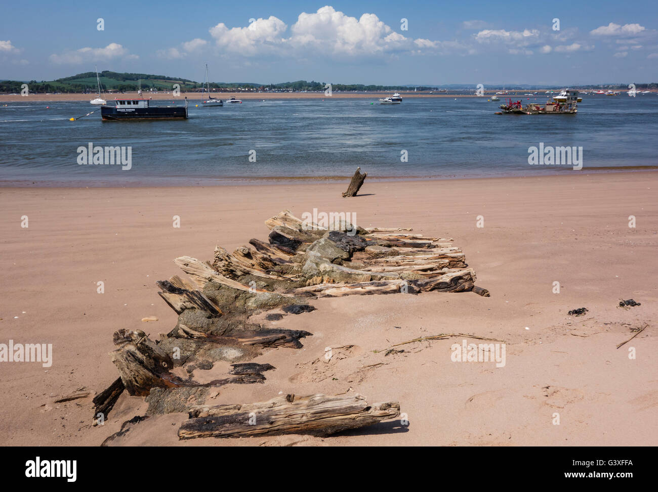 L'estuaire de la rivière Exe avec de vieux bateau reste sur Dawlish Warren, Devon, UK Banque D'Images