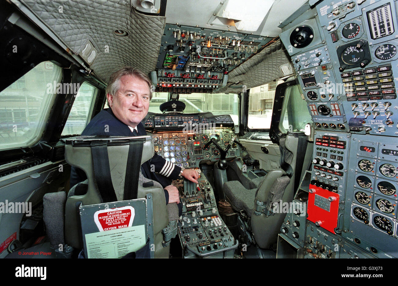 CONCORDE. British Airways pilote Concorde senior et directeur des opérations pour le Concorde, le Capitaine Mike Bannister, dans le cockpit d'un Concorde en train d'être modifié dans un hangar à l'aéroport de Heathrow, Londres, 23 mars 2001. Banque D'Images
