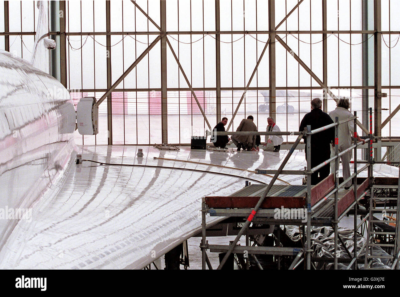 CONCORDE. Des ingénieurs sur l'aile d'un Concorde de British Airways dans un hangar à l'aéroport d'Heathrow, le 23 mars 2001. Ils ont été modifiant les réservoirs de carburant pour empêcher la pénétration de débris de la piste après le crash du Concorde Paris fatale Banque D'Images