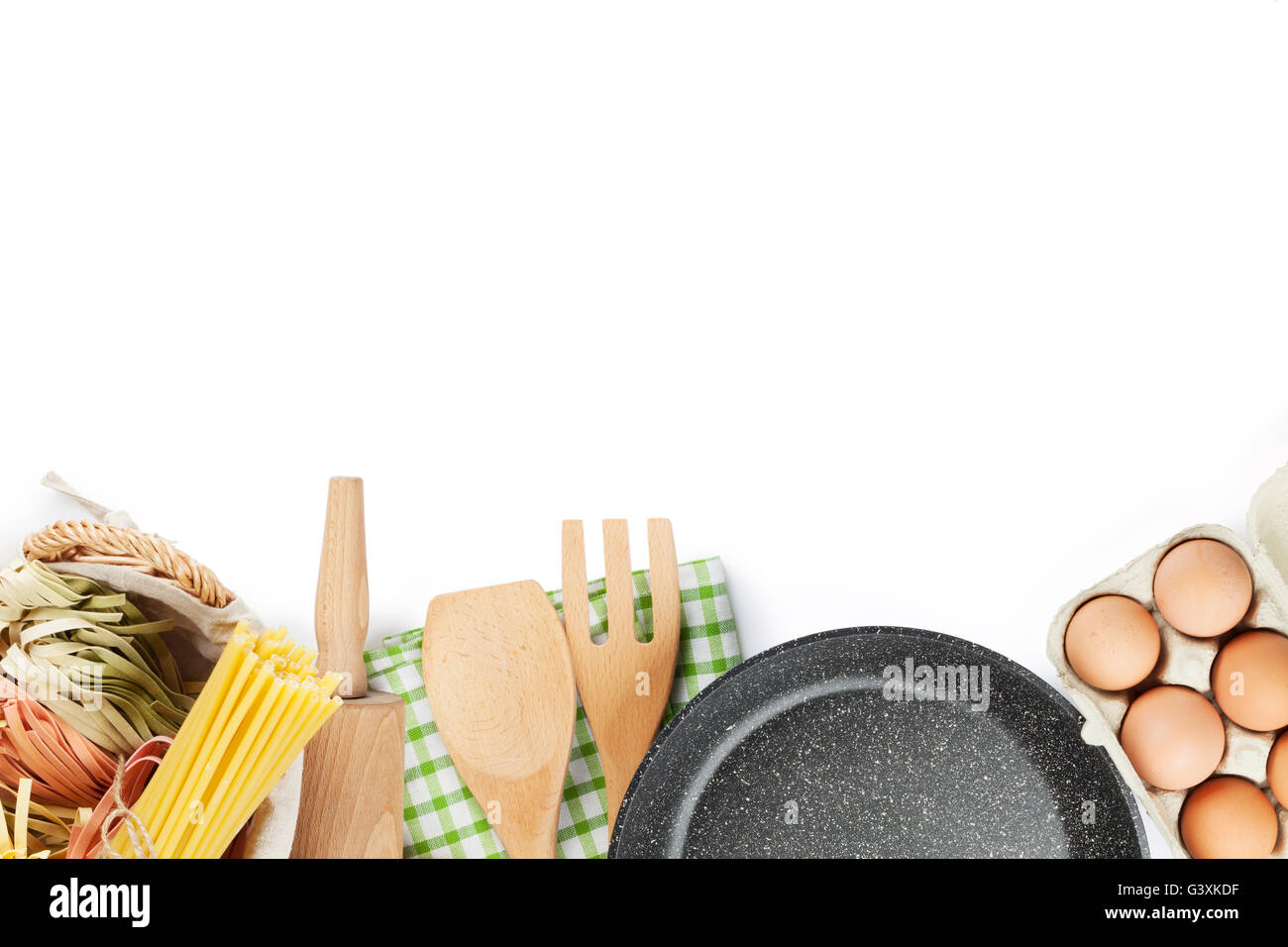 Ustensiles de cuisine et d'ingrédients. Isolé sur fond blanc Banque D'Images