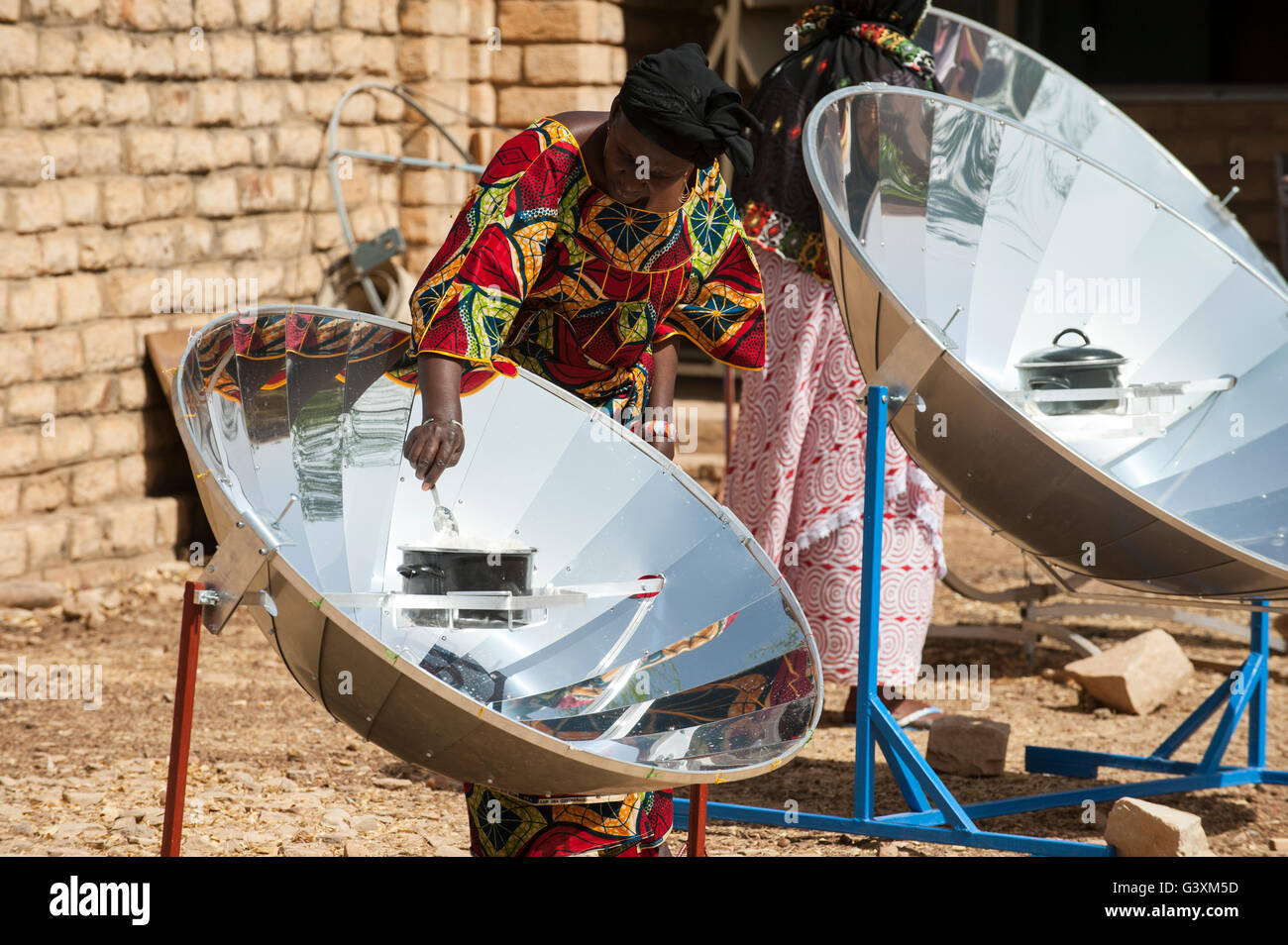 Le Mali, Pays Dogon, Bandiagara, les femmes dans l'atelier de la cuisine solaire Banque D'Images