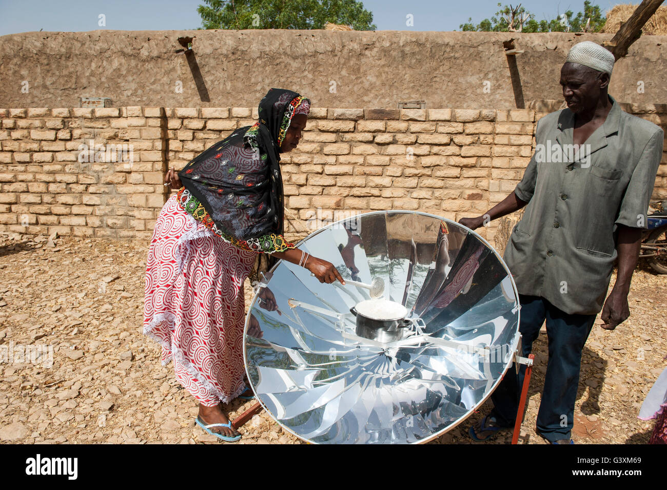 Le Mali, Pays Dogon, Bandiagara, les femmes dans l'atelier de la cuisine solaire Banque D'Images