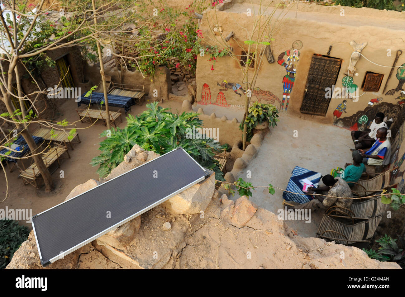 MALI, Bandiagara , hostel avec panneau solaire dans le village Dogon Banque D'Images