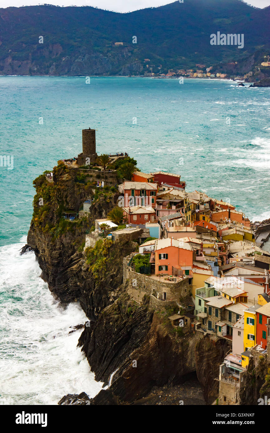 Vernazza colorés seascape et ville de Cinque Terre Italie d'en haut Banque D'Images