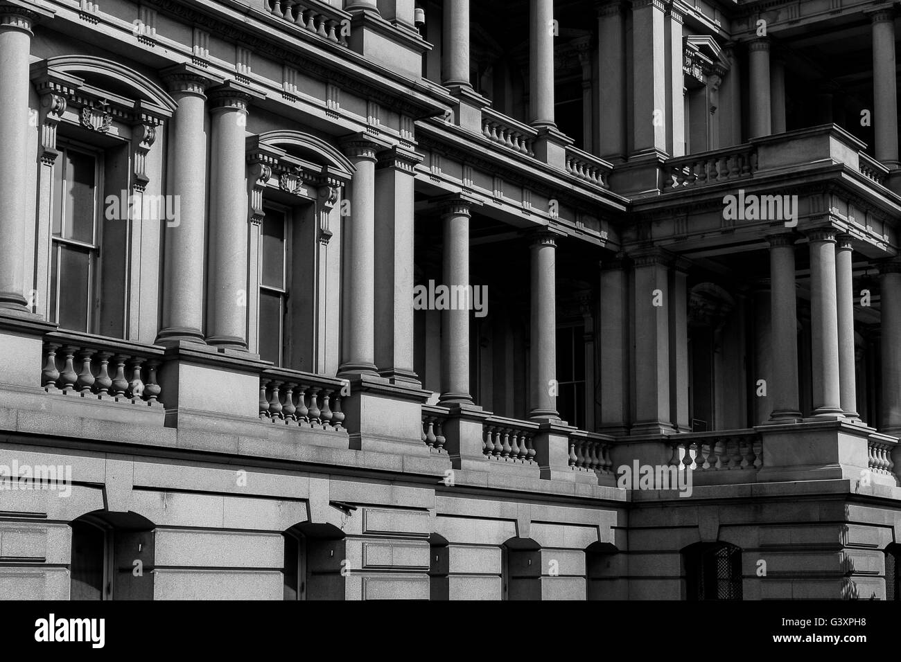 Vue détaillée de la façade du Old Executive Office Building, Washington D.C. montrant des colonnes ornées, des portiques et des balustrades. Banque D'Images