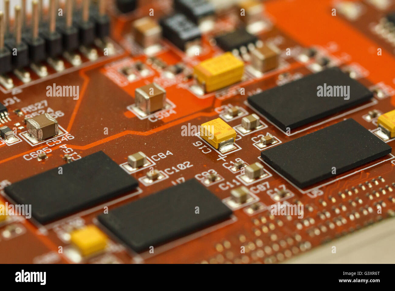 Circuit imprimé avec ICs, condensateurs chip, tantale condensateurs, résistances et. Banque D'Images