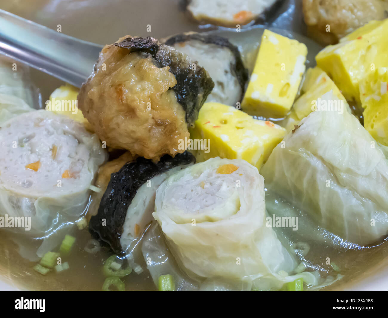La Close up of Taiwanese oden boulettes de viande dans la soupe sur le marché nocturne de la rue des aliments à Taipei, Taiwan. Banque D'Images