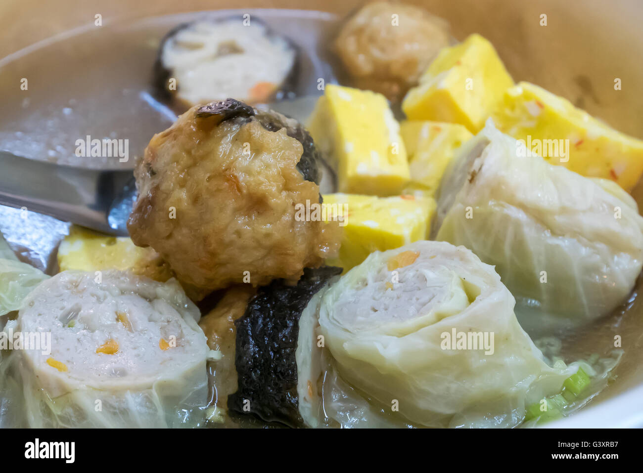 La Close up of Taiwanese oden boulettes de viande dans la soupe sur le marché nocturne de la rue des aliments à Taipei, Taiwan. Banque D'Images