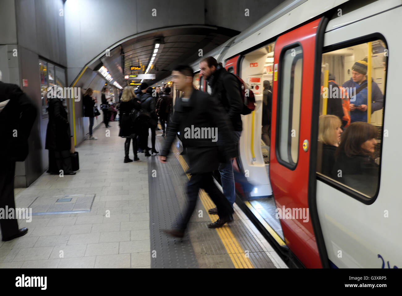 Les banlieusards de quitter un train de tube de la station de métro de Londres UK KATHY DEWITT Banque D'Images