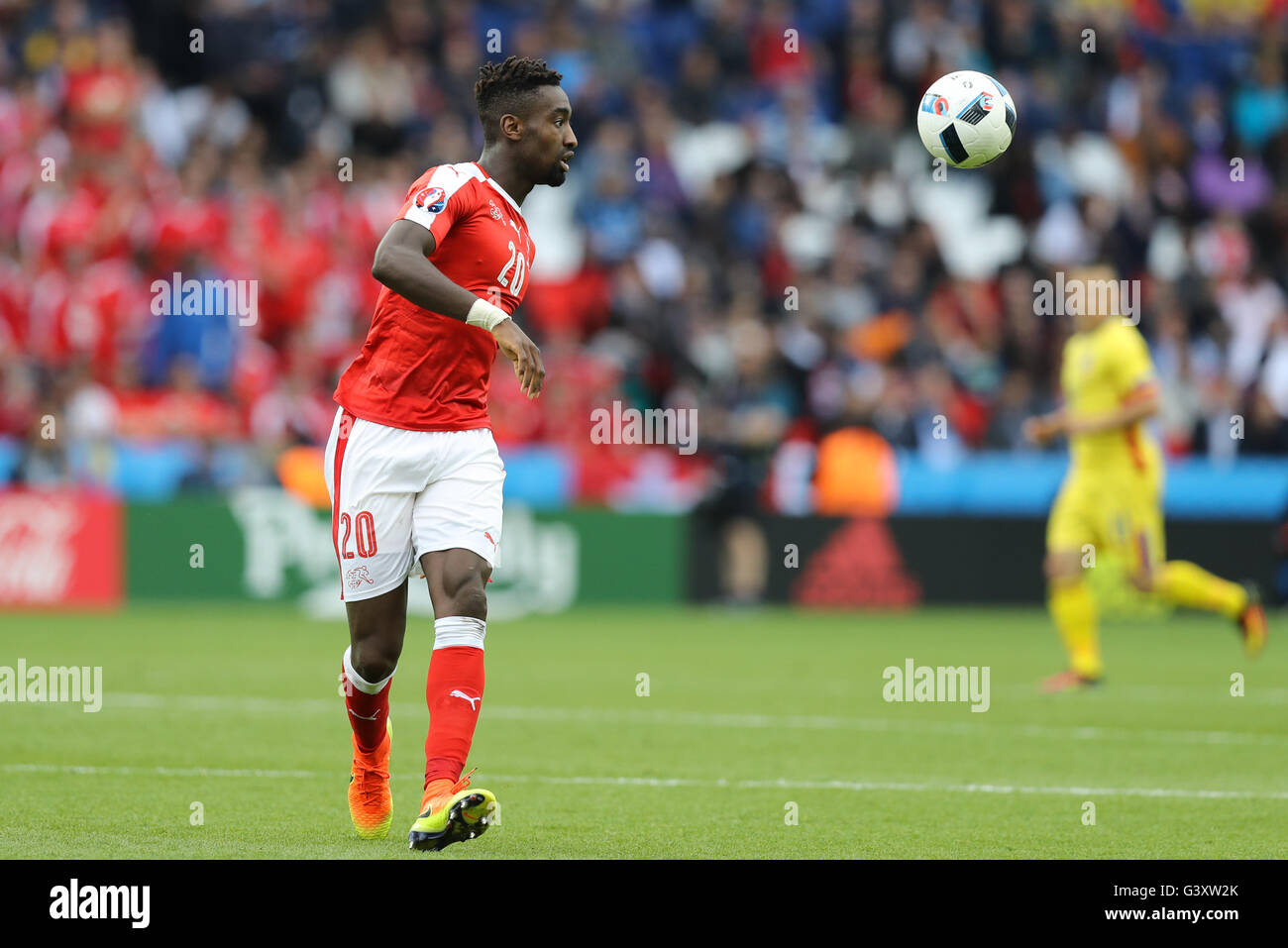 Paris, France. 15 Juin, 2016. Parc des Princes, Paris, France. Championnats européens de football 2016, la Roumanie et la Suisse. Johan Djourou (SUI) prend une balle haute sous contrôle : Action Crédit Plus Sport Images/Alamy Live News Banque D'Images