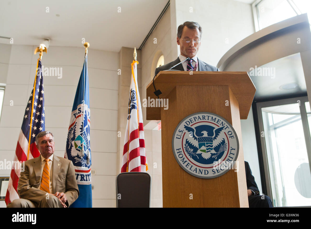 Washington, DC, USA. , . U.S. Customs and Border Protection Commissaire R. Gil Kerlikowske est titulaire d'une cérémonie pour le nouveau responsable des affaires internationales, Mark Koumans. M. Koumans' Les membres de la famille et Alan Bersin, Secrétaire adjoint aux affaires internationales au Ministère américain de la sécurité intérieure ont également participé. Credit : B Christopher/Alamy Live News Banque D'Images