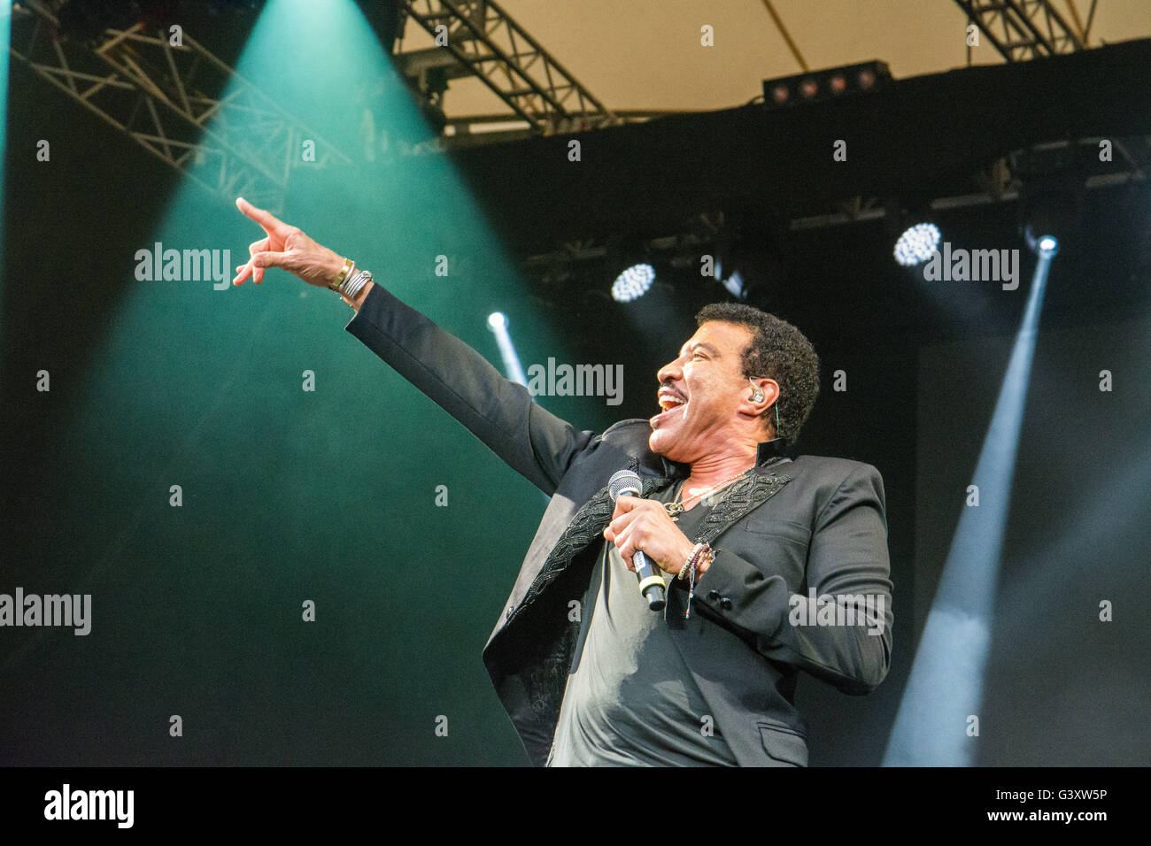 Eden Project, Cornwall, UK. 15 juin 2016. Lionel Richie et Corinne Bailey Rae jouent leur deuxième session Eden avec ASUS de l'année aujourd'hui (mercredi 15 juin). Lionel Richie's smash hits : Bonjour, la danse sur le plafond et toute la nuit, et il a joué à la maison du célèbre biomes, partie de son tous les hits, All Night Long tour du monde. Ce sera Lionel, pour la première fois, un spectacle global dans le sud-ouest et son premier UK show depuis sa performance légendaire à Glastonbury. Crédit : Simon Maycock/Alamy Live News Banque D'Images