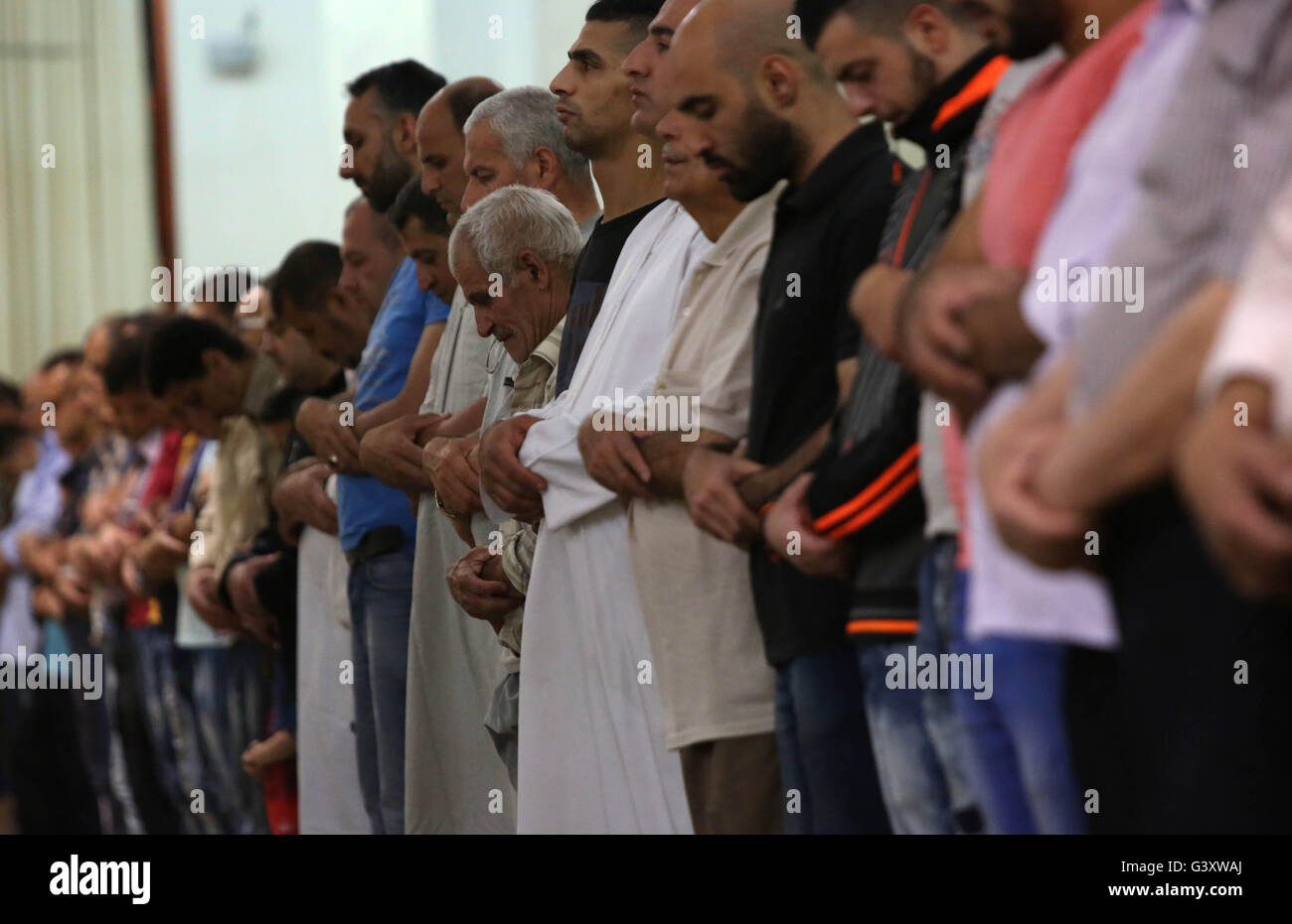 Naplouse. 15 Juin, 2016. Les musulmans palestiniens 'effectuer la prière de tarawih, le dixième jour du mois sacré du Ramadan islamique dans une mosquée dans la ville cisjordanienne de Naplouse, le 15 juin 2016. Credit : Ayman Nobani/Xinhua/Alamy Live News Banque D'Images