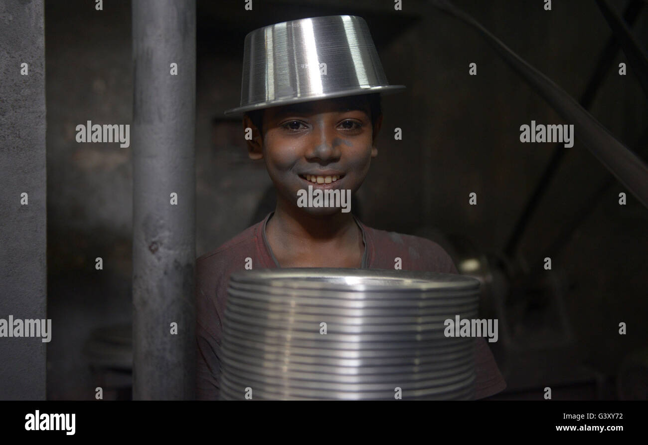 Dhaka, Bangladesh. 15 Juin, 2016. Un enfant du Bangladesh pose comme il travaille à un pot usine pour gagner de l'argent pour sa famille à Dhaka, Bangladesh, le 15 juin 2016. Le Bangladesh est une fois encore dans des projecteurs comme un grand nombre d'enfants sont employés dans de petites usines dans le pays. Shariful Islam Crédit :/Xinhua/Alamy Live News Banque D'Images