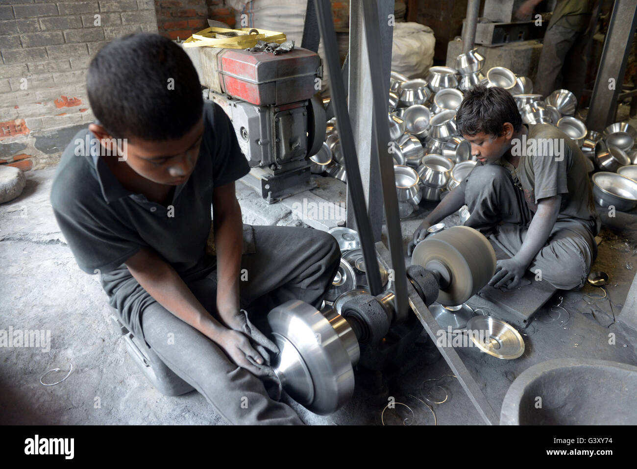 Dhaka, Bangladesh. 15 Juin, 2016. Enfants bangladais travaillent à un pot usine pour gagner de l'argent pour leur famille à Dhaka, Bangladesh, le 15 juin 2016. Le Bangladesh est une fois encore dans des projecteurs comme un grand nombre d'enfants sont employés dans de petites usines dans le pays. Shariful Islam Crédit :/Xinhua/Alamy Live News Banque D'Images