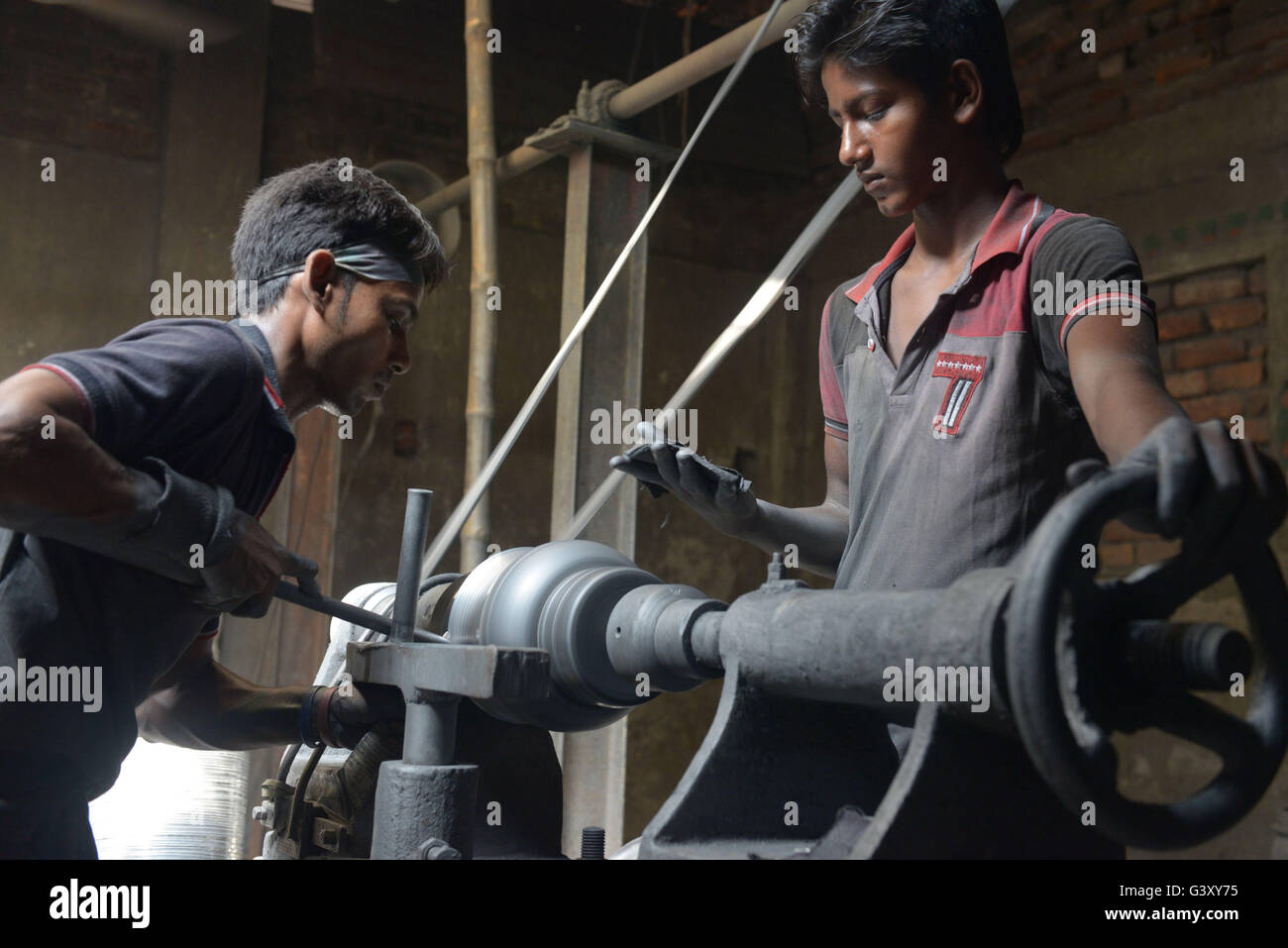 Dhaka, Bangladesh. 15 Juin, 2016. Enfants bangladais travaillent à un pot usine pour gagner de l'argent pour leur famille à Dhaka, Bangladesh, le 15 juin 2016. Le Bangladesh est une fois encore dans des projecteurs comme un grand nombre d'enfants sont employés dans de petites usines dans le pays. Shariful Islam Crédit :/Xinhua/Alamy Live News Banque D'Images