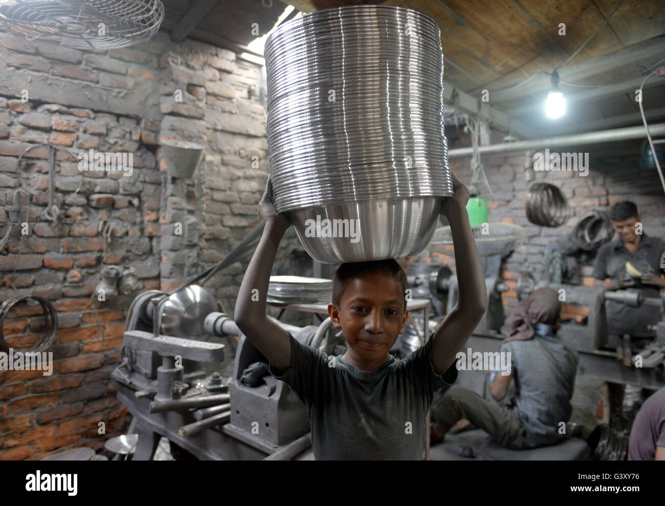 Dhaka, Bangladesh. 15 Juin, 2016. Un enfant du Bangladesh pose comme il travaille à un pot usine pour gagner de l'argent pour sa famille à Dhaka, Bangladesh, le 15 juin 2016. Le Bangladesh est une fois encore dans des projecteurs comme un grand nombre d'enfants sont employés dans de petites usines dans le pays. Shariful Islam Crédit :/Xinhua/Alamy Live News Banque D'Images