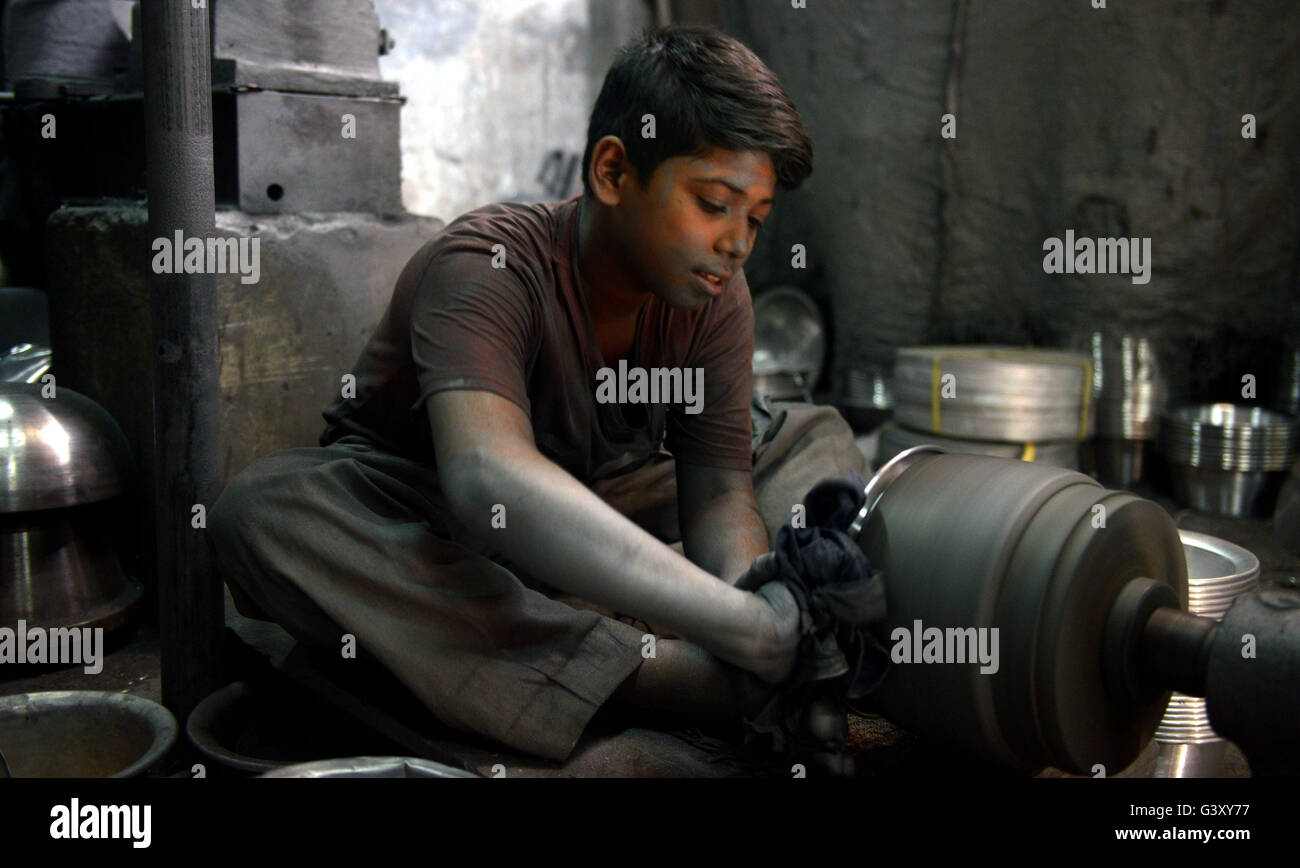 Dhaka, Bangladesh. 15 Juin, 2016. Un enfant du Bangladesh travaille dans une usine de pot pour gagner de l'argent pour sa famille à Dhaka, Bangladesh, le 15 juin 2016. Le Bangladesh est une fois encore dans des projecteurs comme un grand nombre d'enfants sont employés dans de petites usines dans le pays. Shariful Islam Crédit :/Xinhua/Alamy Live News Banque D'Images