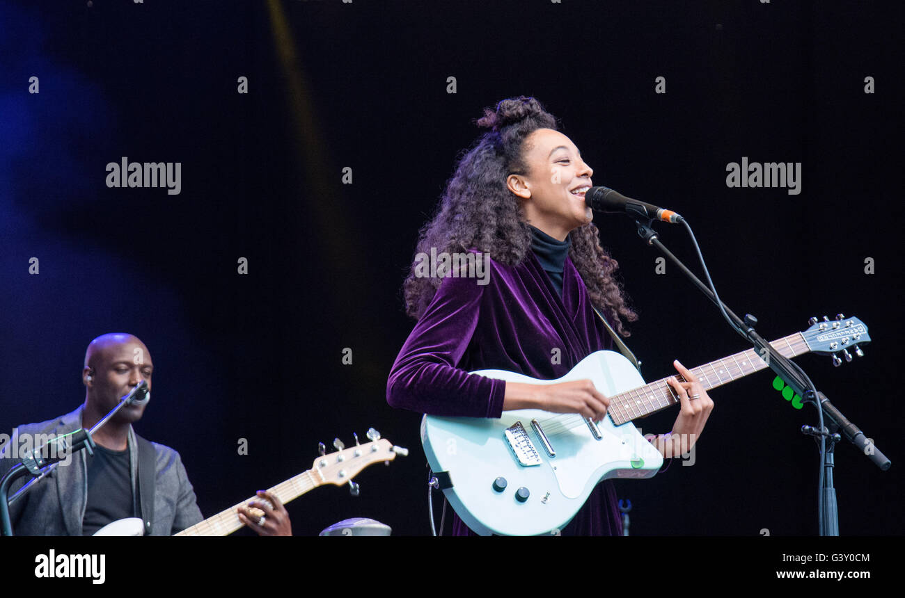 Eden Project, Cornwall, UK. 15 Juin, 2016. Lionel Richie et Corinne Bailey Rae jouent leur deuxième session Eden. Auteur-compositeur-interprète britannique - et deux Grammy award winner - Corinne Bailey Rae était l'invité spécial de Lionel Richie à l'Eden Session. Son nouvel album le coeur parle à voix basse a été publié en mai à un top-20 position graphique et de critiques positives. Crédit : Simon Maycock/Alamy Live News Banque D'Images