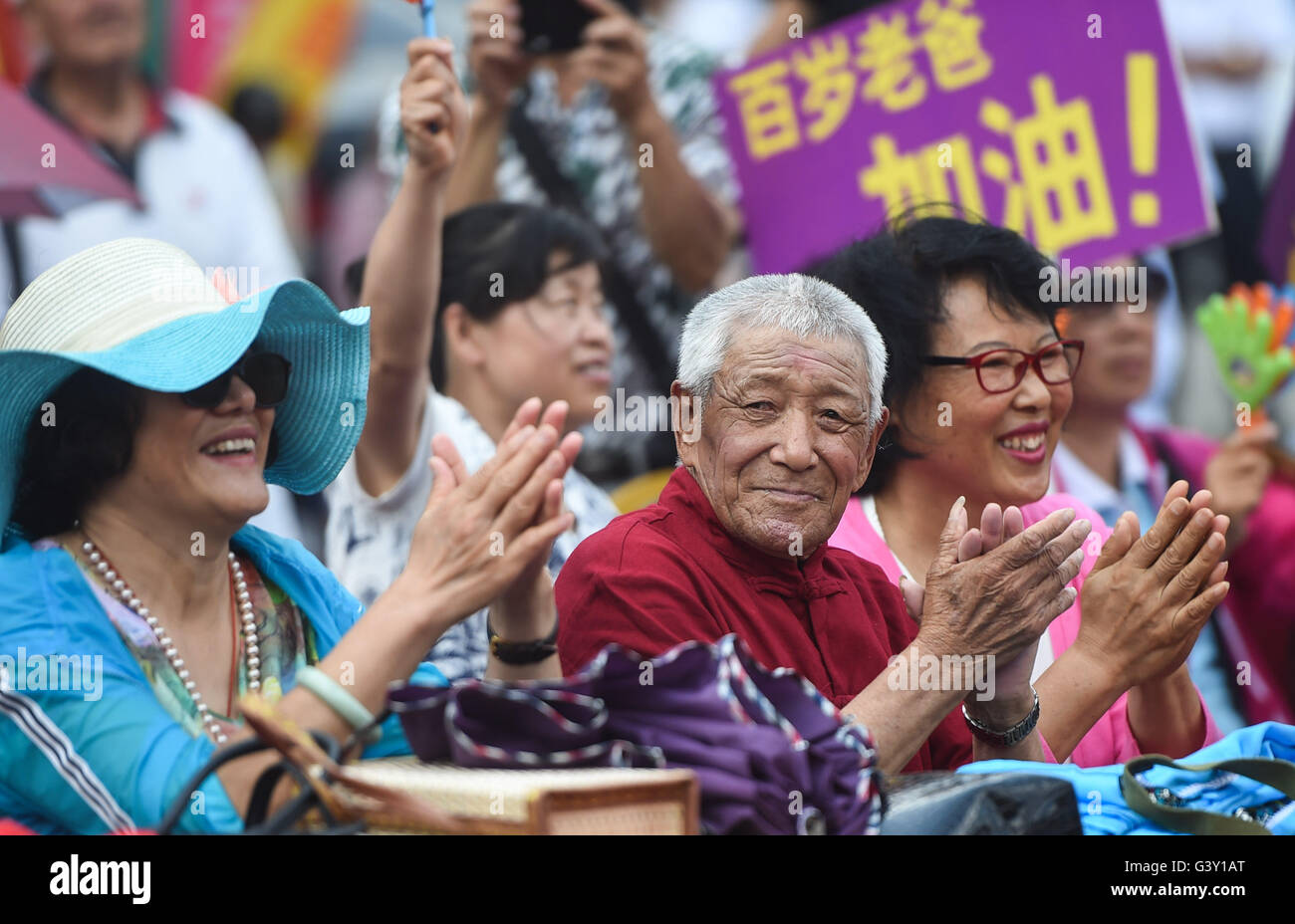 Changchun, Jilin Province de la Chine. 16 Juin, 2016. Jiang Chunli (2e L'avant), un centenaire qui est né en 1915, a bientôt lors d'un concert spécial organisé pour les centenaires à Changchun Université de médecine chinoise à Changchun, capitale de la province de Jilin du nord-est de la Chine, le 16 juin 2016. Le concert a été spécialement organisé pour les centenaires pour célébrer la prochaine fête des Pères le 19 juin. Jiang, un haut sans famille, a été heureux de réaliser son rêve de chanter sur une scène. © Wang Haofei/Xinhua/Alamy Live News Banque D'Images