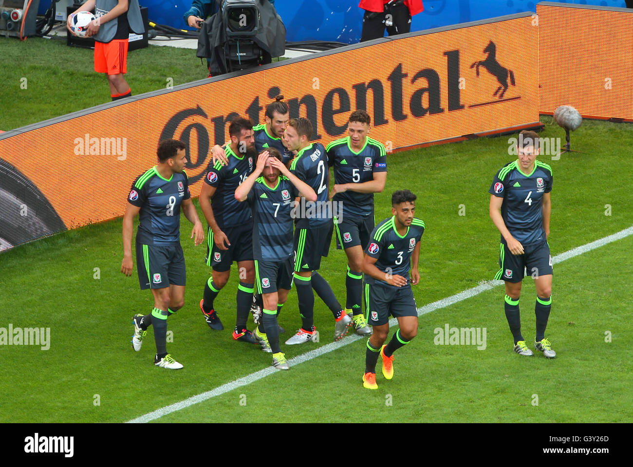 Stade Félix Bollaert-Delelis, Lens, France. 16 Juin, 2016. Championnats d'Europe de football. Angleterre verus de galles. Célébrations de buts de Gareth Bale (Wal) avec l'équipe d'Action Crédit : Plus Sport/Alamy Live News Banque D'Images