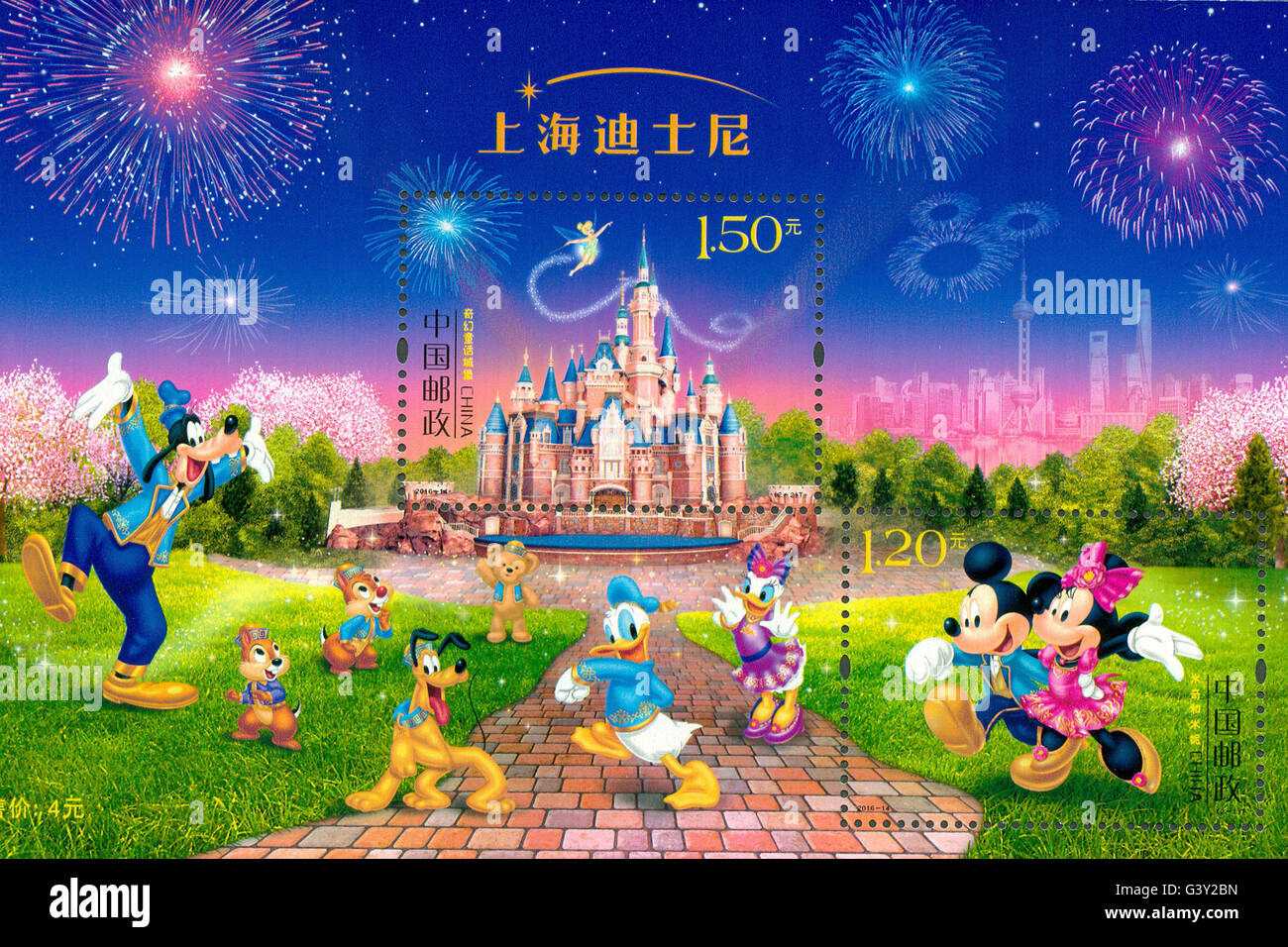 Beijing, Chine. 16 Juin, 2016. Le poteau de la Chine a publié une série de timbres spéciaux à propos de Shanghai Disneyland le 16 juin 2016. Les motifs sur les timbres sont les personnages de dessins animés classiques de Disney Mickey et Minnie et le fantasme château de conte de fées. © Xinhua/Alamy Live News Banque D'Images