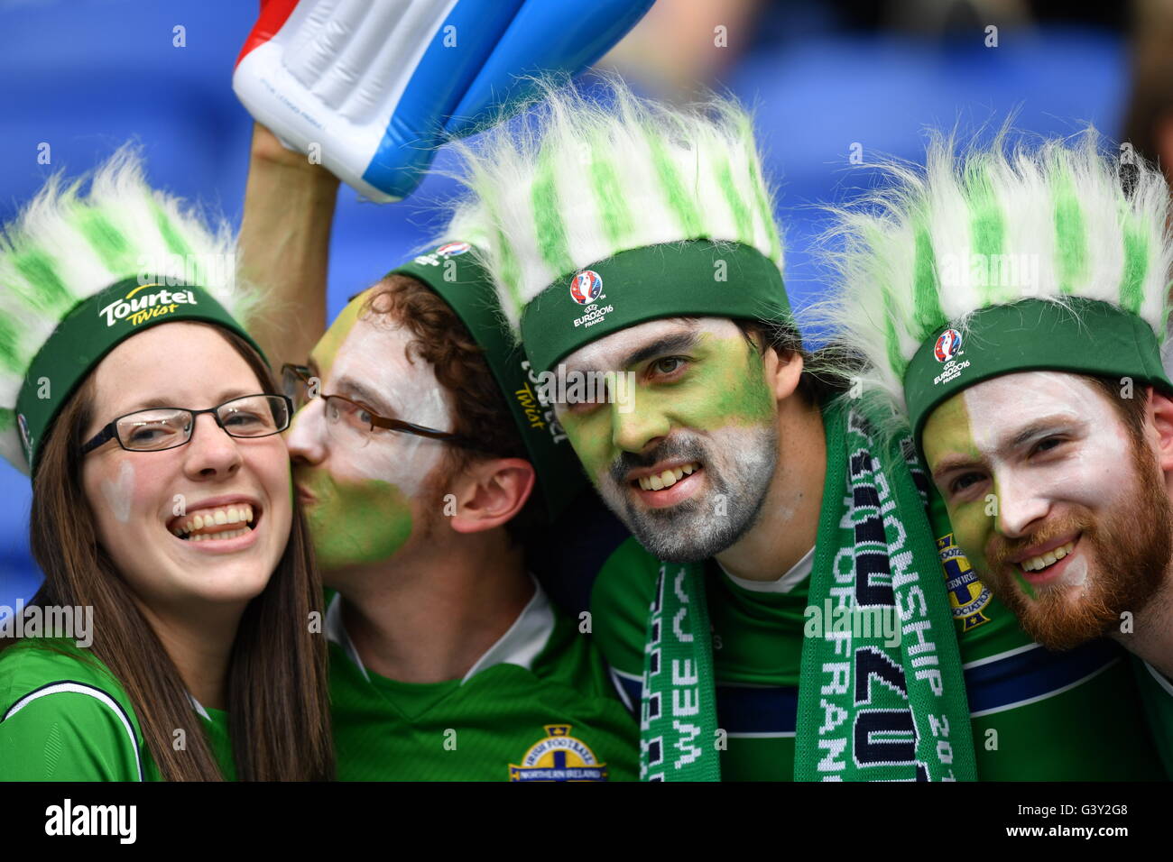 Lyon, France. 16 Juin, 2016. Les partisans de l'équipe d'Irlande constituent avant l'UEFA Euro 2016 football match du groupe C de l'Ukraine et de l'Irlande du Nord à Stade de Lyon à Lyon, France, le 16 juin 2016. Photo : Uwe Anspach/dpa/Alamy Live News Banque D'Images