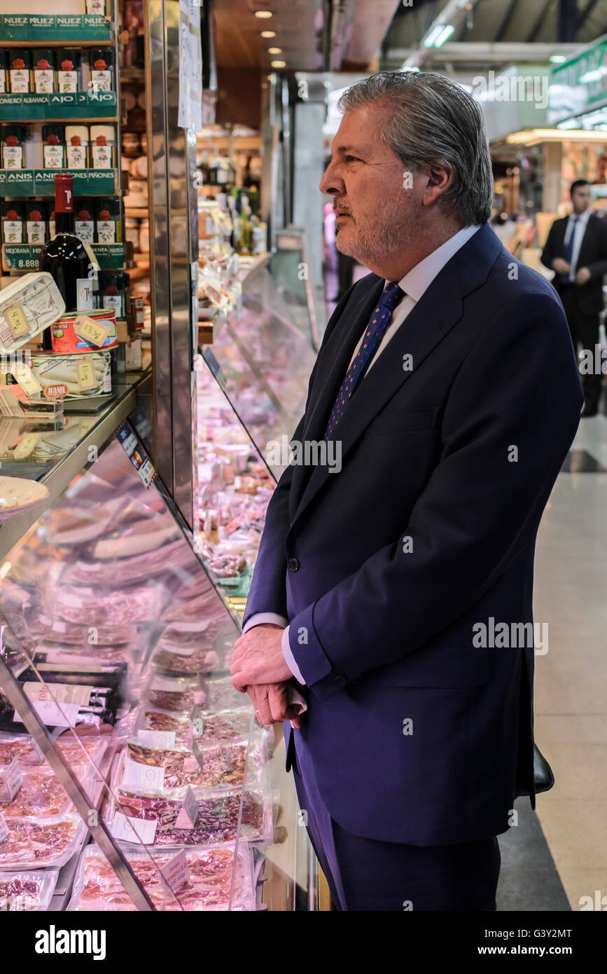 Madrid, Espagne. 16 Juin, 2016 . Journée mondiale de snack avec le ministre de l'exposition dans les fonctions de l'éducation, de la Culture et du Sport, M. Iñigo Méndez de Vigo à Vallehermoso Marché, Madrid, Espagne. Credit : Enrique Davó/Alamy Live News Banque D'Images