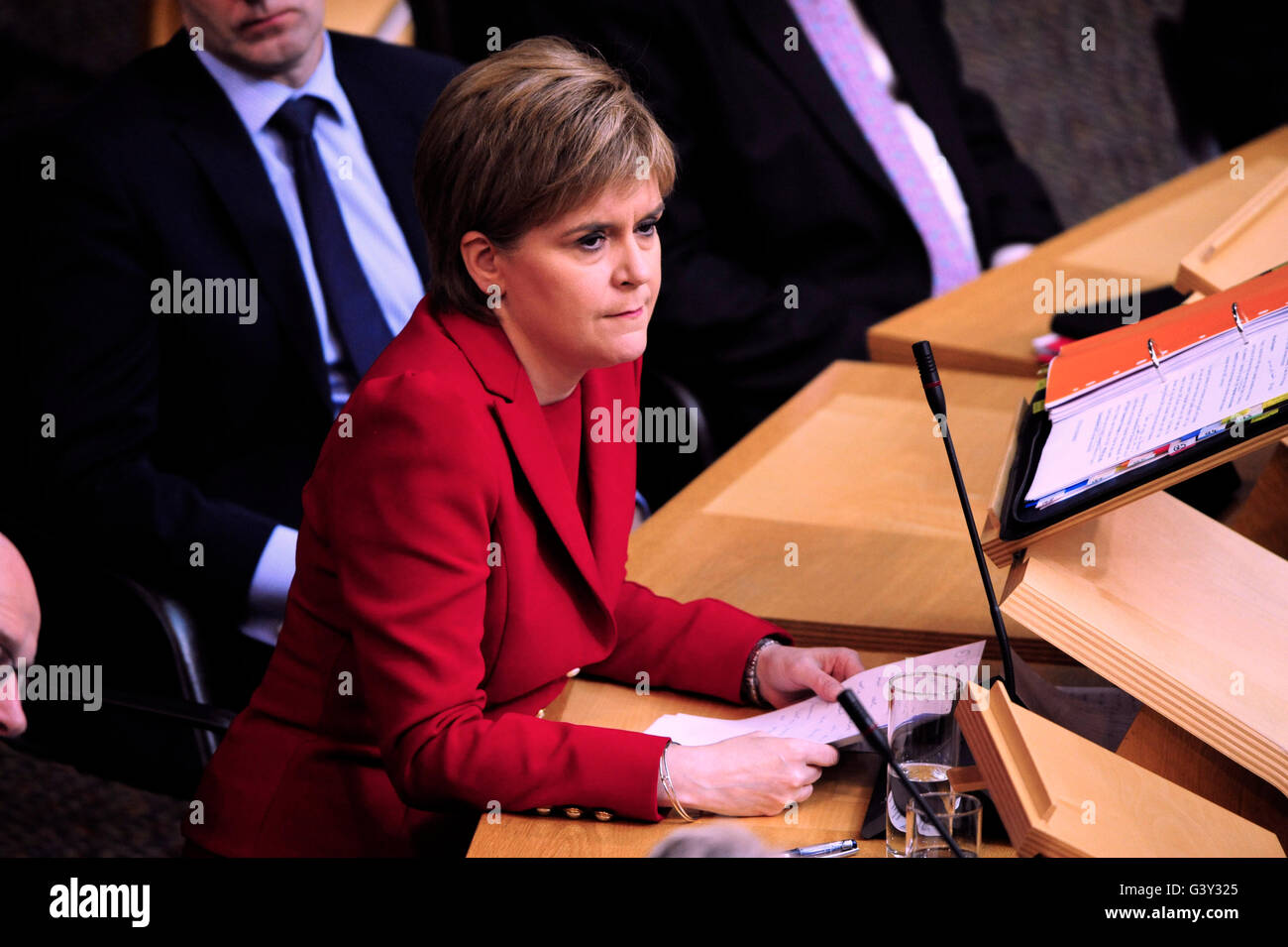 Edinburgh, Ecosse, Royaume-Uni, 16, juin 2016. Nicola Sturgeon pendant le premier ministre Questions au parlement écossais, à laquelle la question de l'Europe a joué un rôle de crédit : Ken Jack / Alamy Live News Banque D'Images