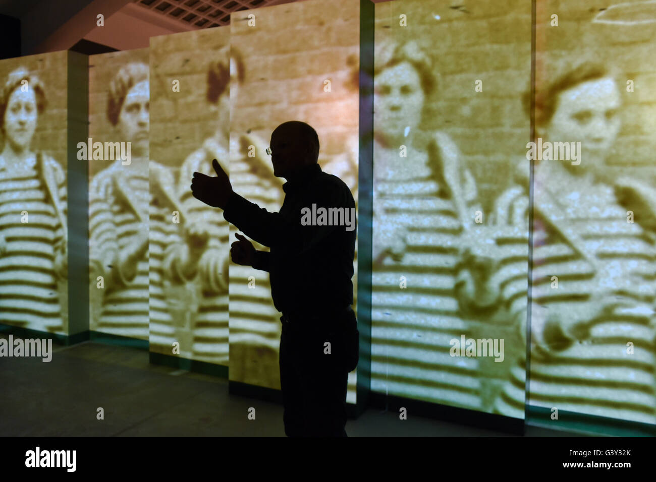 Kassel, Allemagne. 16 Juin, 2016. Le directeur du musée, Kai Fueldner s'élève face à une projection de vieilles images de Kassel à partir de l'époque entre les deux guerres mondiales dans le musée de la ville de Kassel, Allemagne, 16 juin 2016. Après presque six ans de rénovation et de restructuration, le Musée de la ville de Kassel est prêt à rouvrir. Photo : UWE ZUCCHI/dpa/Alamy Live News Banque D'Images