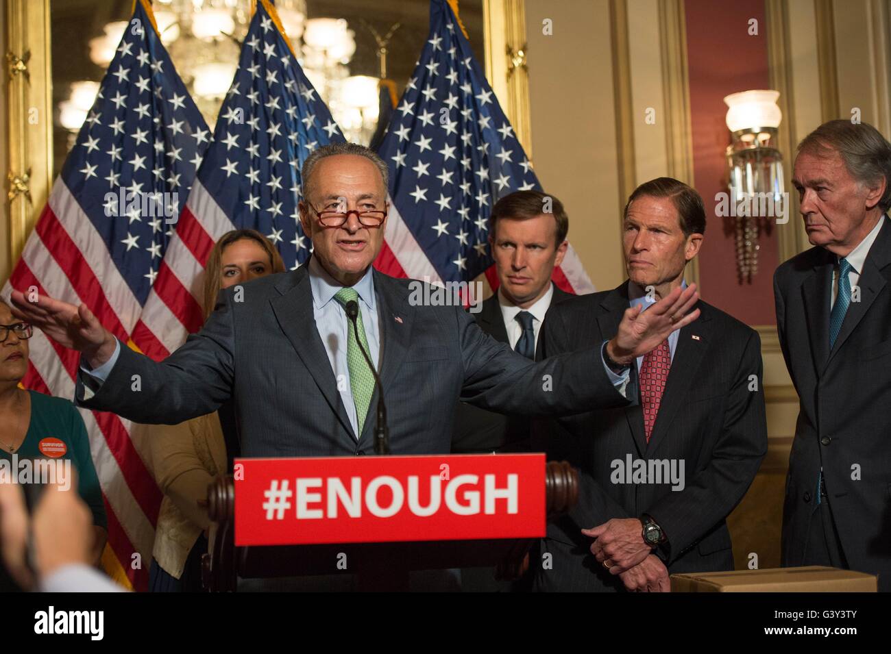 Washington, États-Unis d'Amérique. 16 Juin, 2016. Le sénateur américain Chuck Schumer de New York, rejoint par d'autres parle de démocratique la violence par arme à feu lors d'une conférence de presse sur la colline du Capitole, le 16 juin 2016 à Washington, DC. Le Sénat démocrates dans un 15 heures de l'obstruction systématique pour exiger des mesures de contrôle des armes à feu à la suite de la prise de masse à Orlando. Credit : Planetpix/Alamy Live News Banque D'Images