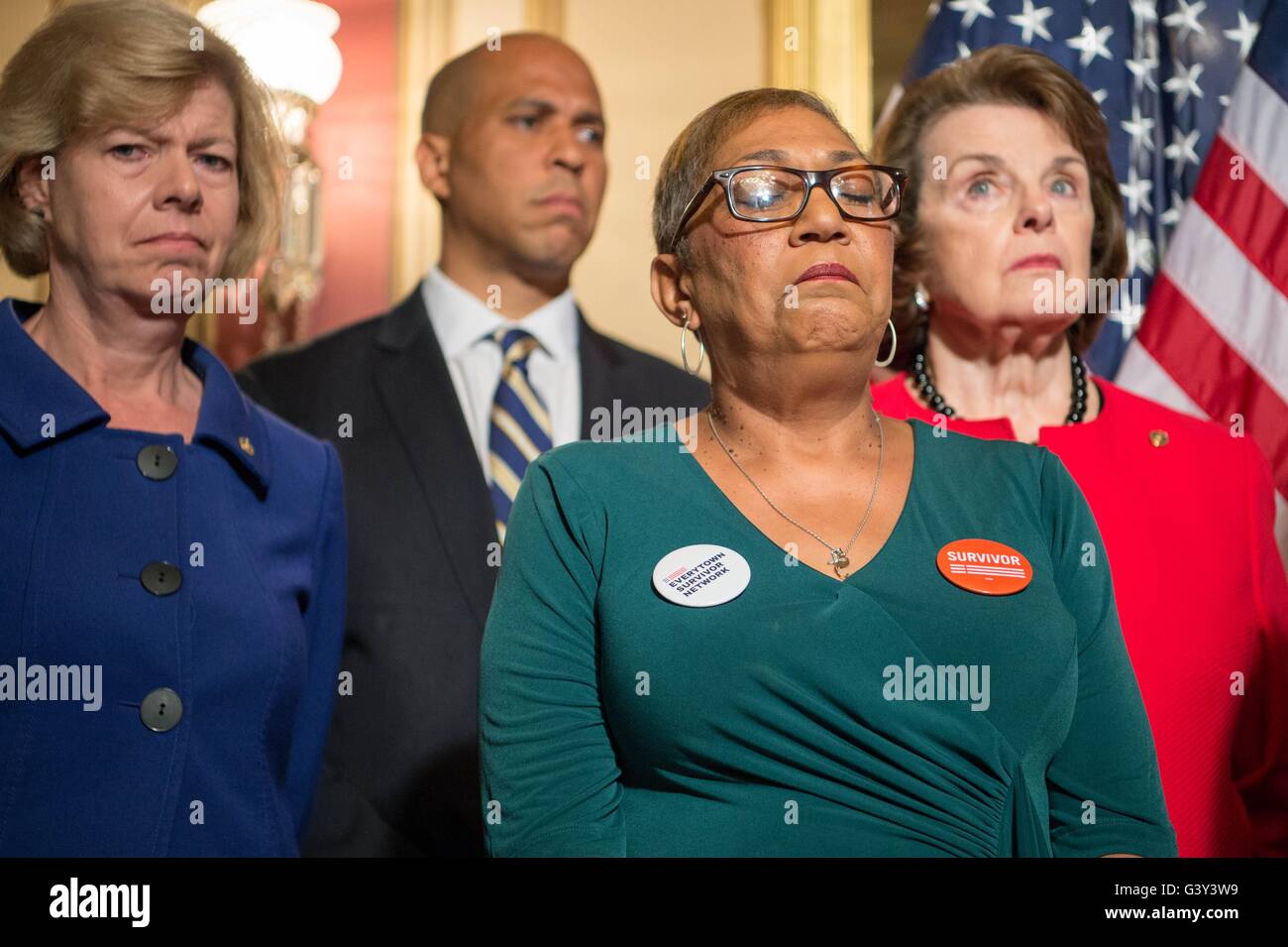 Washington, États-Unis d'Amérique. 16 Juin, 2016. La Rév Sharon Risher, droite, fille de victimes des dernières années Emanuel AME tournage détient ses larmes comme elle se tient avec des sénateurs démocrates à s'exprimer en faveur du contrôle des armes à feu lors d'une conférence de presse sur la colline du Capitole, le 16 juin 2016 à Washington, DC. Risher, est fille d'Ethel Lance, et cousin de Susie Jackson et Tywanza Sanders, tous ont été tués le 17 juin 2015 à Charleston, Caroline du Sud. Credit : Planetpix/Alamy Live News Banque D'Images