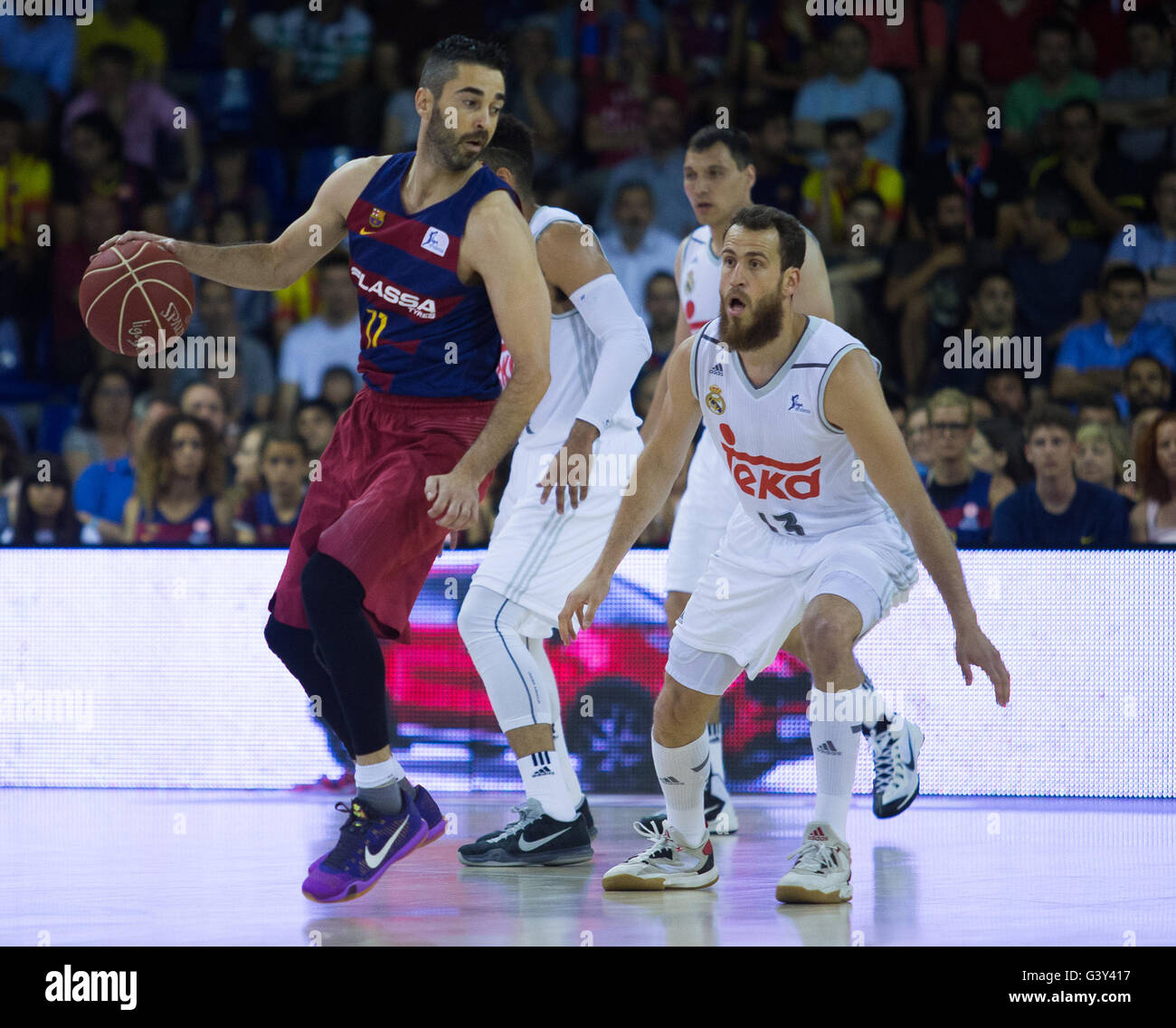 Barcelone, Espagne. 15 Juin, 2016. FC Barcelone gagné Lassa une victoire dans le match d'ouverture de la finale de la Ligue d'Endesa sur le Real Madrid dans le Palau Blaugrana le mercredi 15 juin, 2016. Une victoire spectaculaire de commencer la série grâce à un Perperoglou est tard panier (100-99) Banque D'Images