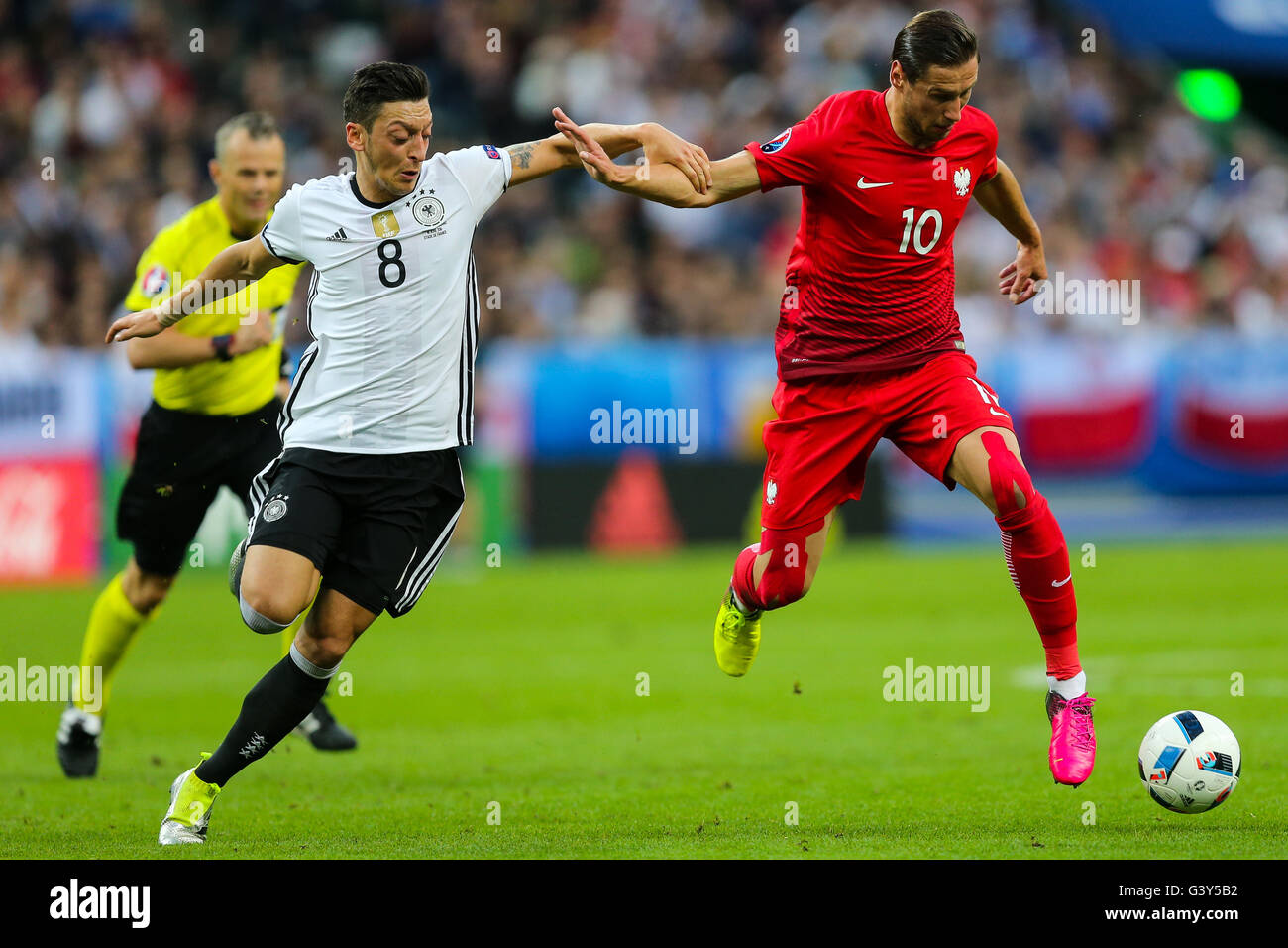 St Denis, Paris, France. 16 Juin, 2016. Championnats d'Europe de football, l'Allemagne contre la Pologne. Grzegorz Krychowiak (POL), Mesut Oezil (GER) : Action de Crédit Plus Sport/Alamy Live News Banque D'Images