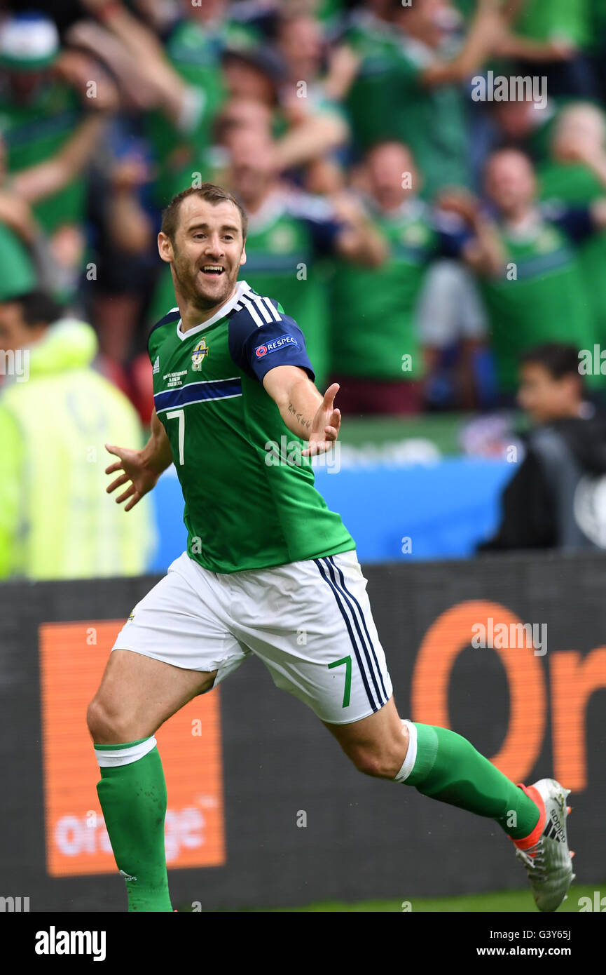 Lyon, France. 16 Juin, 2016. Niall McGinn (Irlande du Nord) ; 16 juin 2016 - Football : UEFA Euro France 2016 : Groupe C, l'Ukraine 0-2 Irlande du Nord au Stade de Lyon, Lyon, France. ; Joy But 0-2 ; Crédit : aicfoto/AFLO/Alamy Live News Banque D'Images