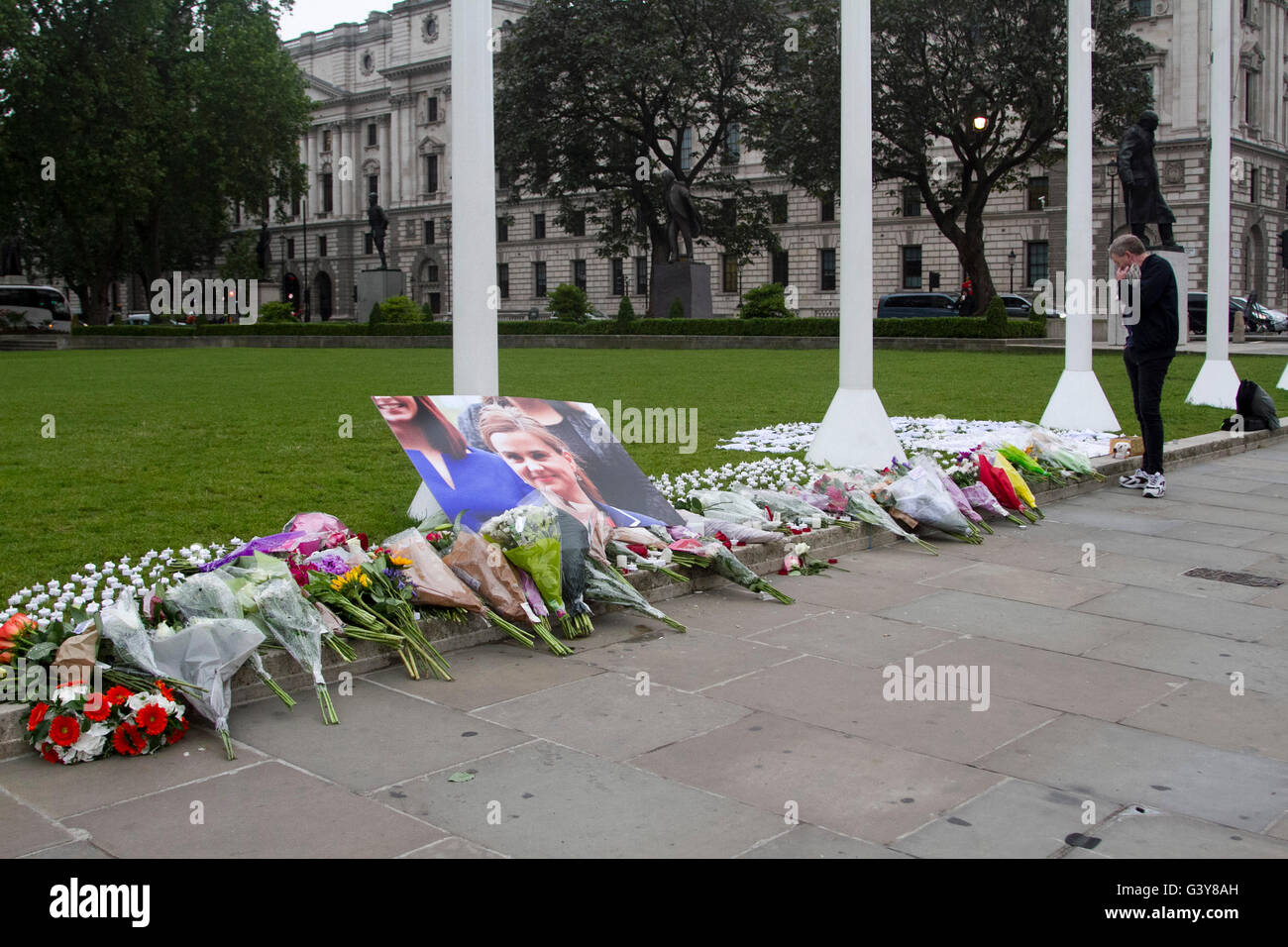 Londres, Royaume-Uni. 17 Juin, 2016. Tributs floraux et les messages de condoléances sont placés dans le Parlement à MP DU TRAVAIL Jo Cox qui est mort tragiquement à Birstall Yorkshire le 16 juin : Crédit amer ghazzal/Alamy Live News Banque D'Images