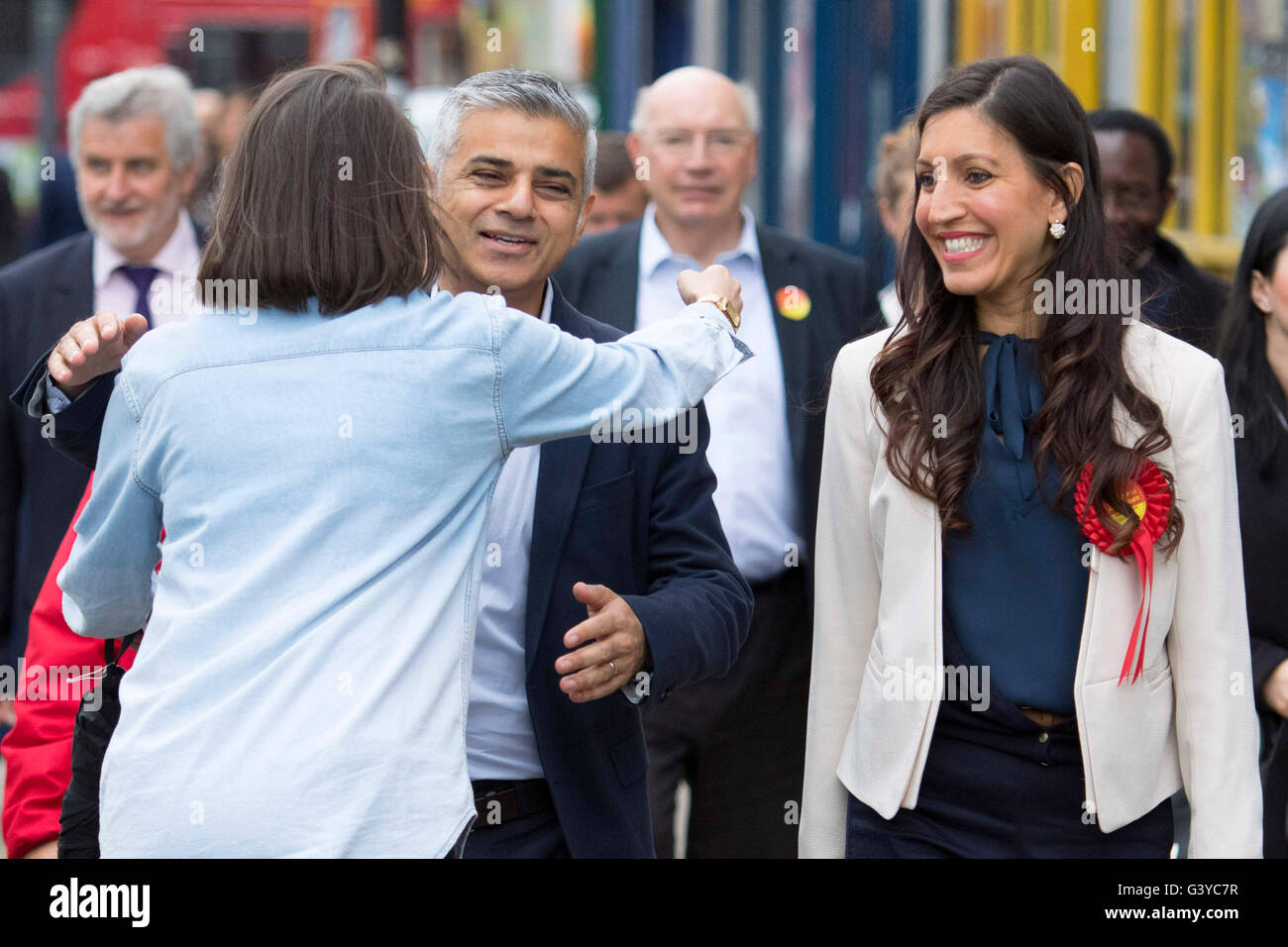 Maire de Londres Sadiq Khan se joint au candidat du parti du travail Dr Rosena Allin-Khan (droite) à l'extérieur de Tooting Broadway Station en tant qu'électeurs se rendent aux urnes pour l'élection partielle qui aura lieu après que M. Khan a démissionné de son siège parlementaire à la suite de son élection en tant que maire. Banque D'Images