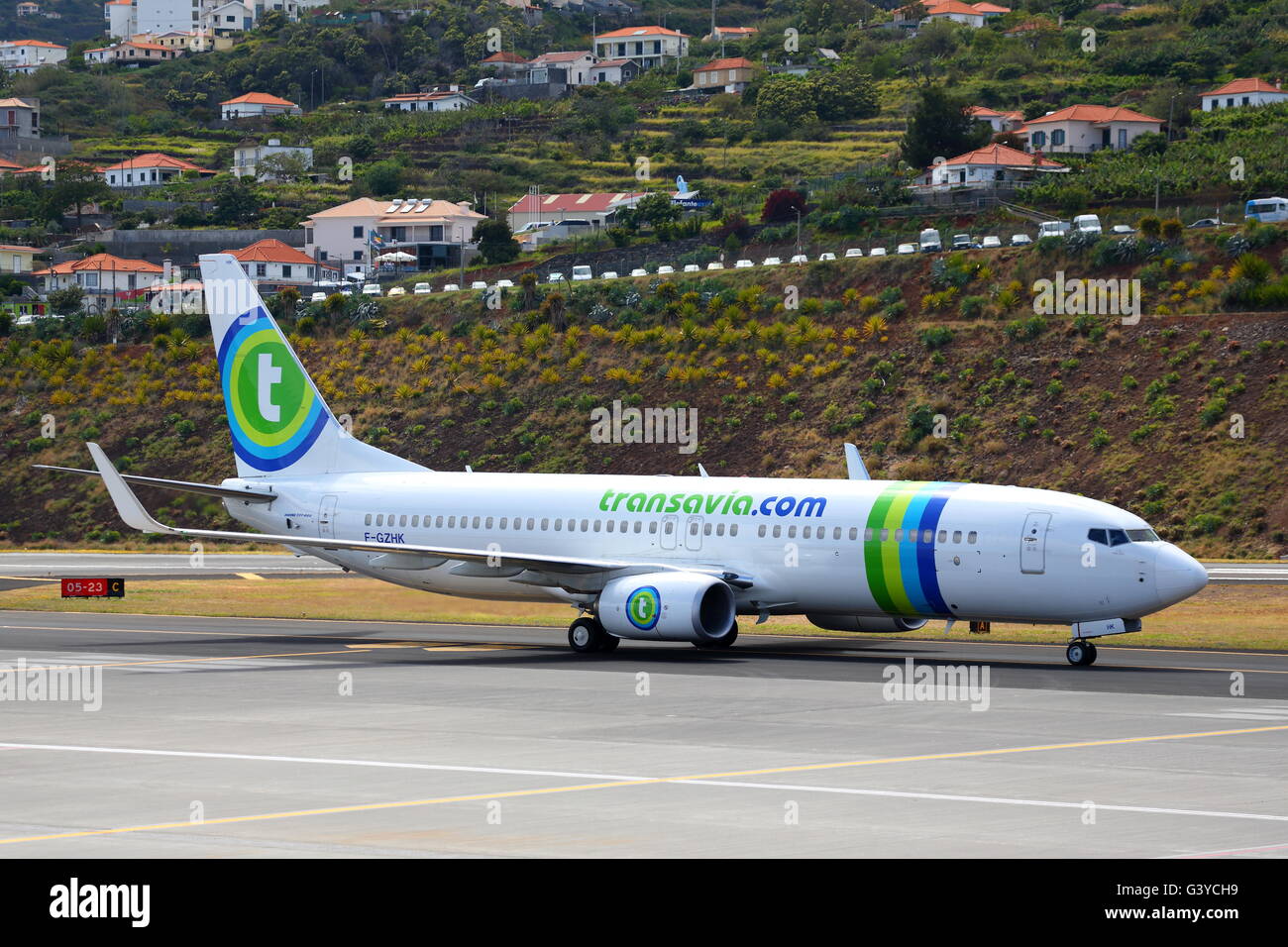 Transavia France Boeing 737-800 F-GZHK arrivant à l'aéroport de Funchal, Madeira, Portugal Banque D'Images