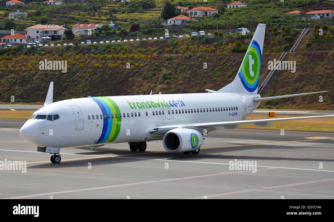 Transavia France Boeing 737-800 F-GZHK arrivant à l'aéroport de Funchal, Madeira, Portugal Banque D'Images