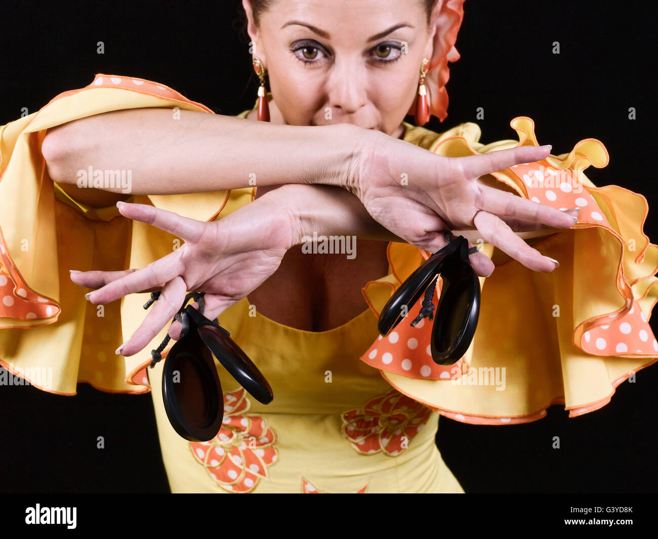 Femme à danser le flamenco, regardant la caméra Banque D'Images