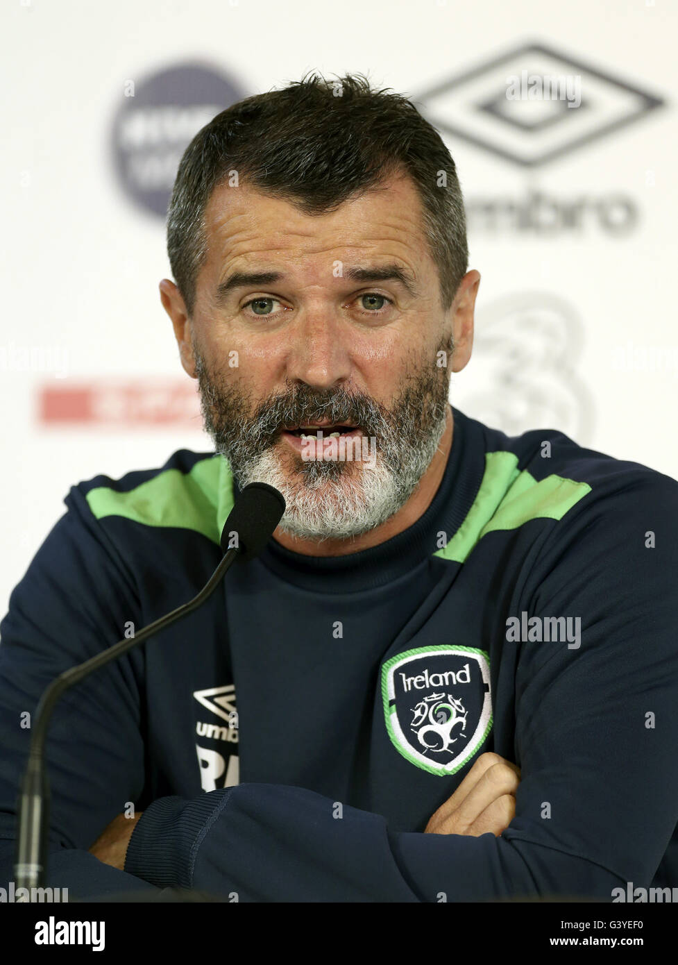 République d'Irlande gestionnaire adjoint Roy Keane parle aux médias lors d'une conférence de presse tenue au stade de Montbauron, Versailles. Banque D'Images