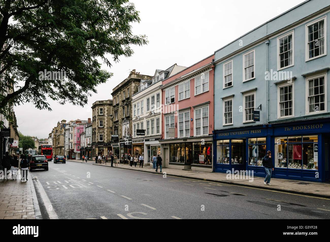 Oxford, Royaume-Uni - 12 août 2015 : High Street à Oxford un jour de pluie. Cette rue est le centre de la ville et est bien connu pour Ma Banque D'Images