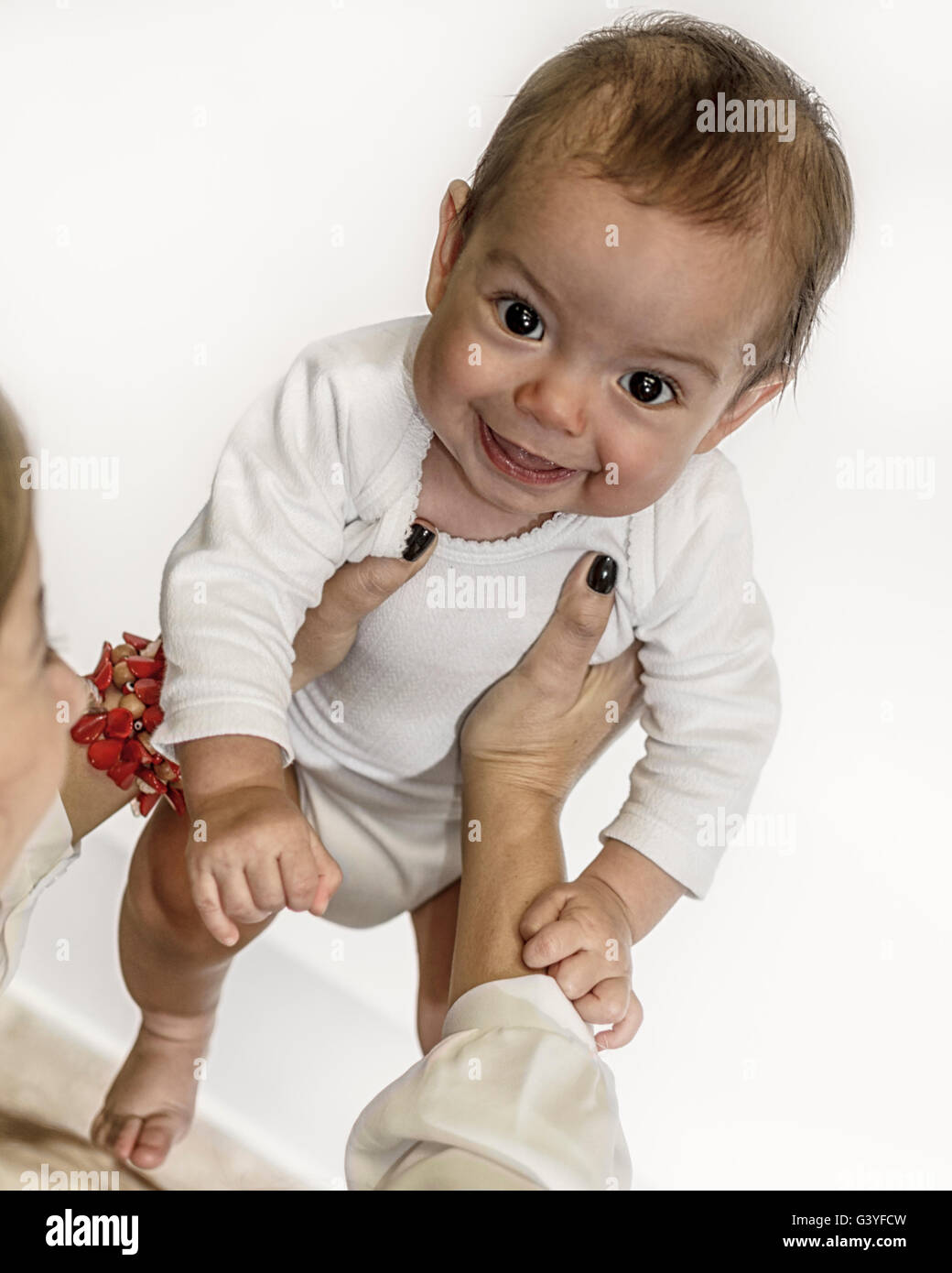 Bebe Garcon Jouant Dans Les Mains De Maman Fond Blanc Photo Stock Alamy