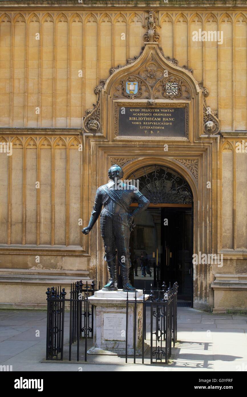 Statue du Comte de Pembroke, Bodleian Library, Oxford, Oxfordshire, England, UK, FR, DE L'Europe Banque D'Images